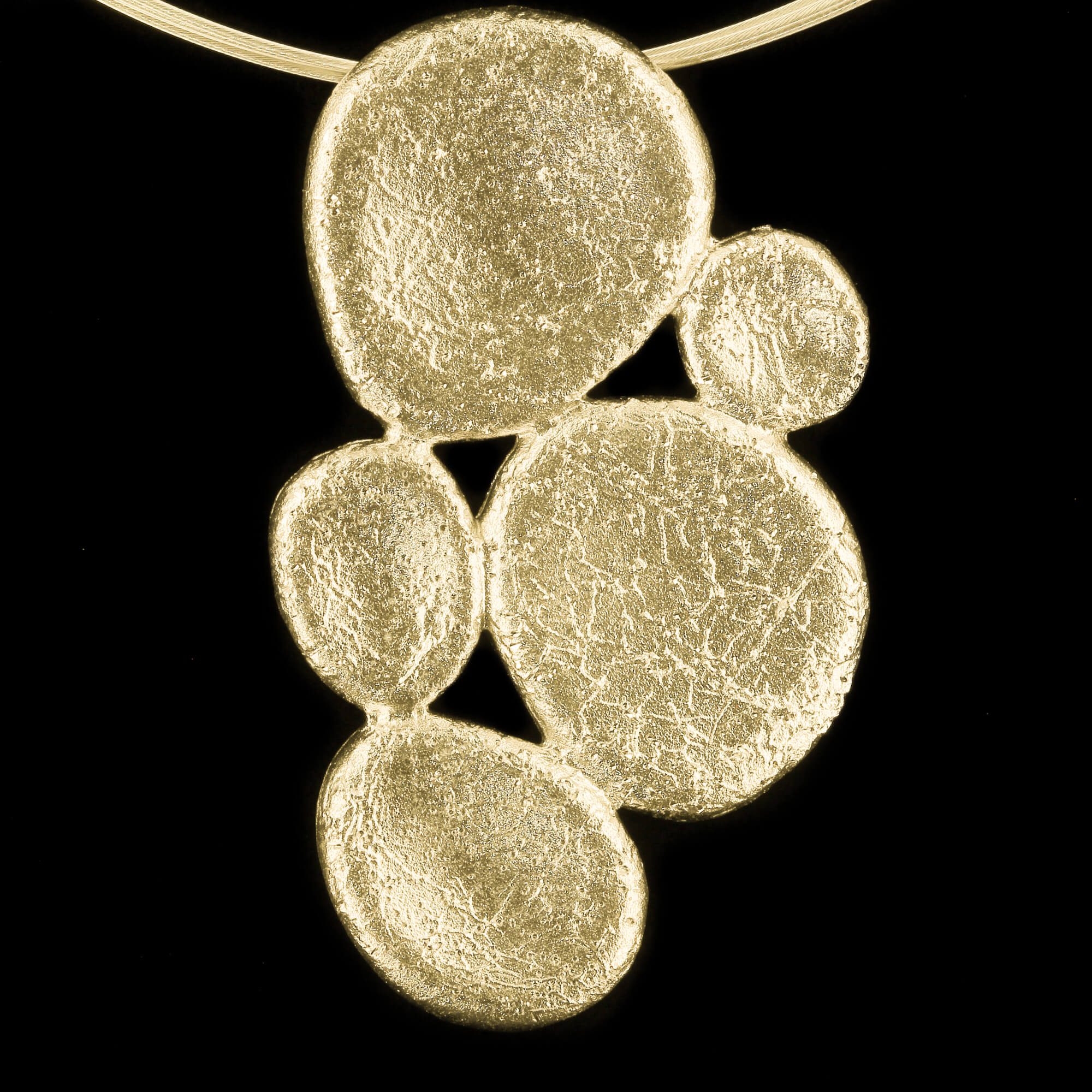 Gold-plated oval-shaped pendant, diamond-plated