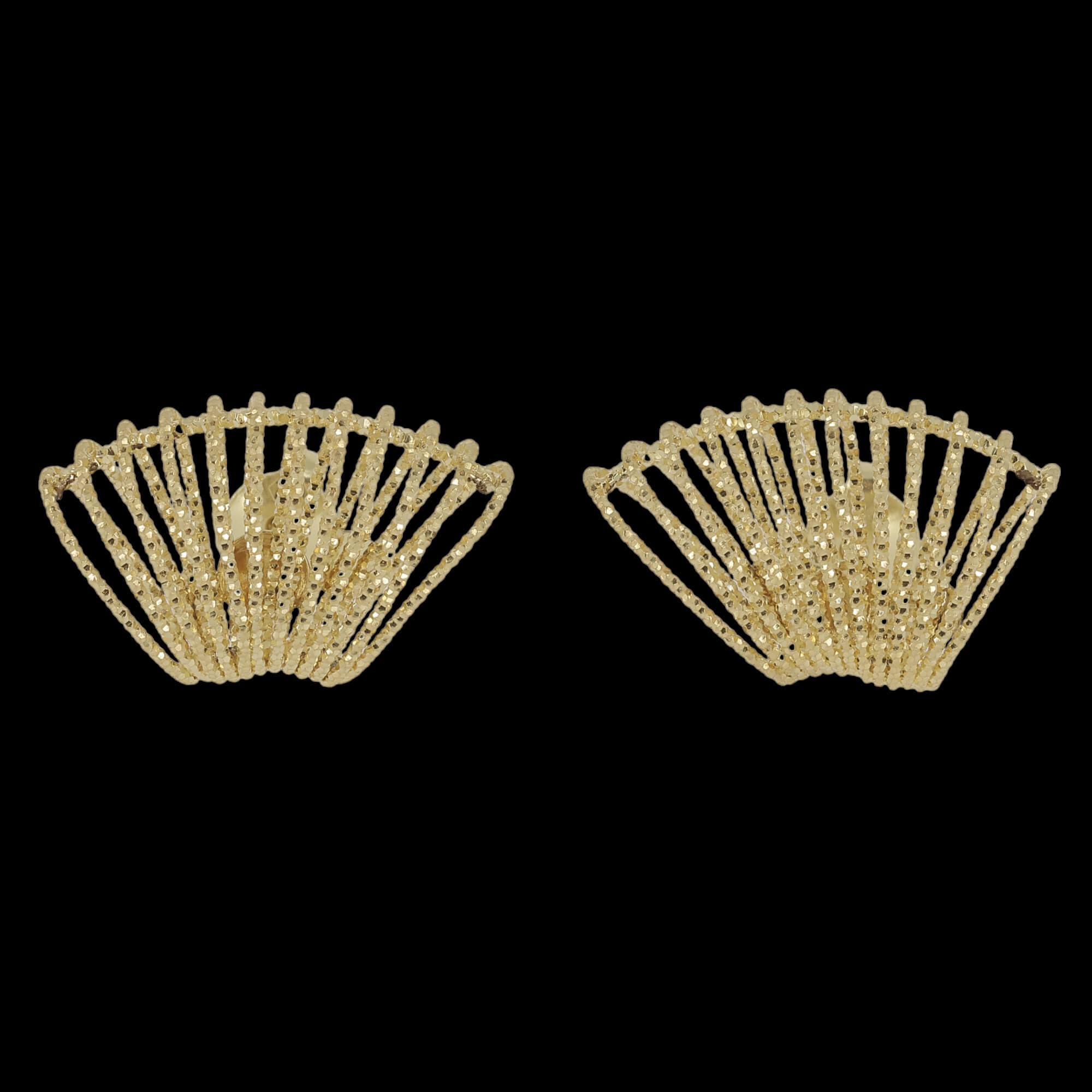 Earrings with one shell of 18kt gold