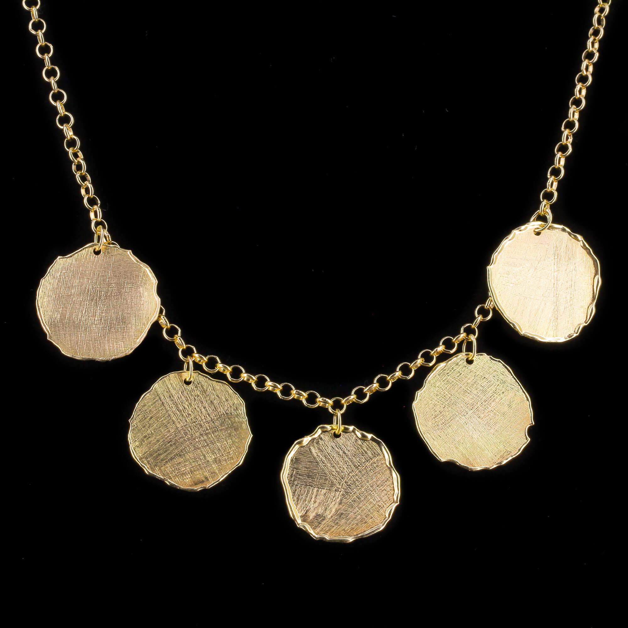 Bewerkte donkergrijze oorbelletjes van sterling zilver