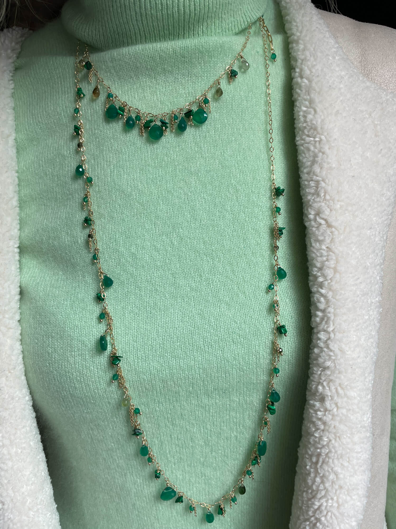 IS0421001 - Lange vergulde ketting met groene edelstenen