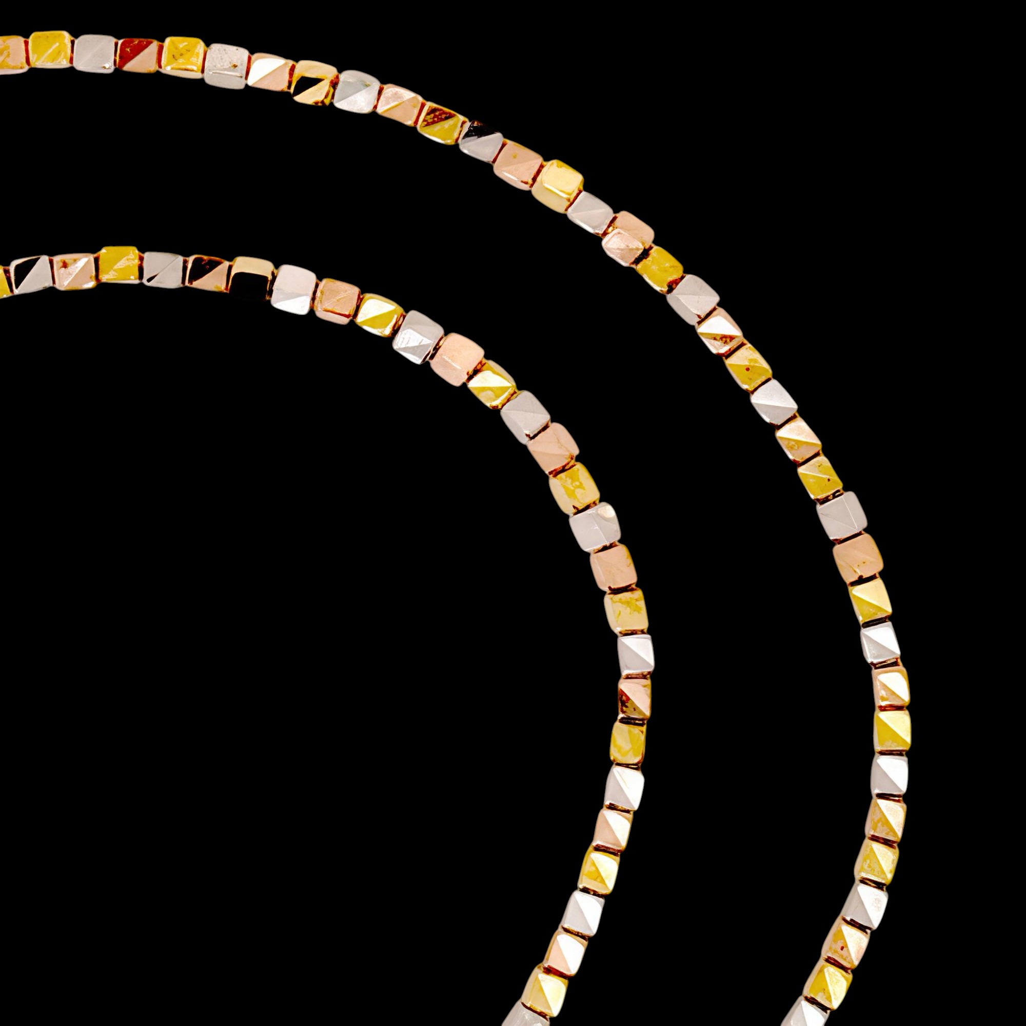 Dreifarbige Kette, 3 mm große Quadrate mit Details