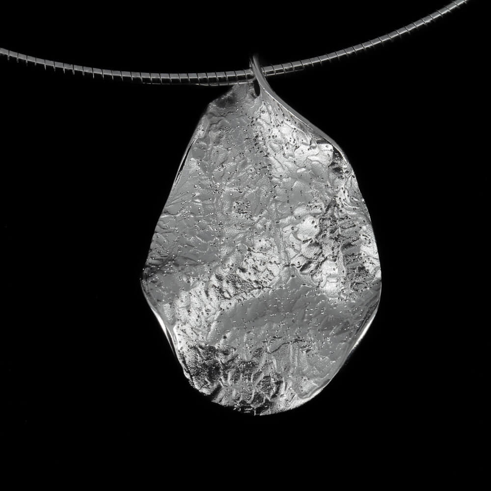 Kleine zilveren en golvende bladhanger/ gediamanteerd