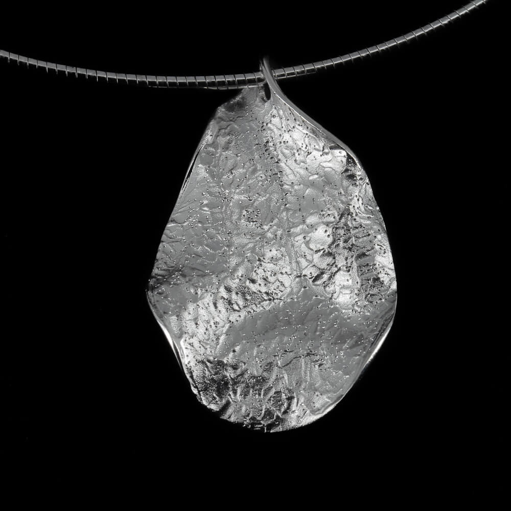 Small silver and wavy leaf pendant / diamond-cut