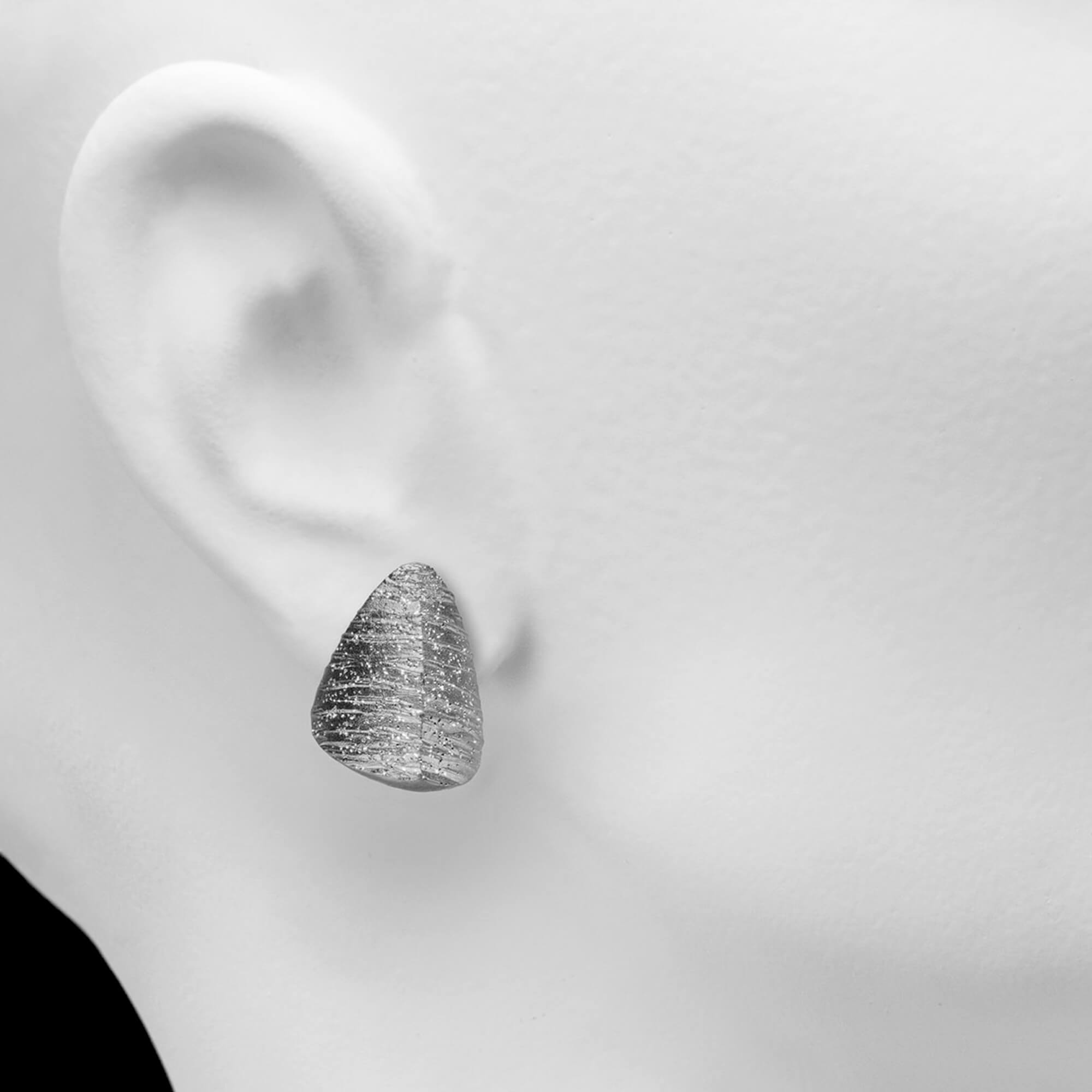 Asymmetrische Ohrringe mit Silbergrauen -Graze