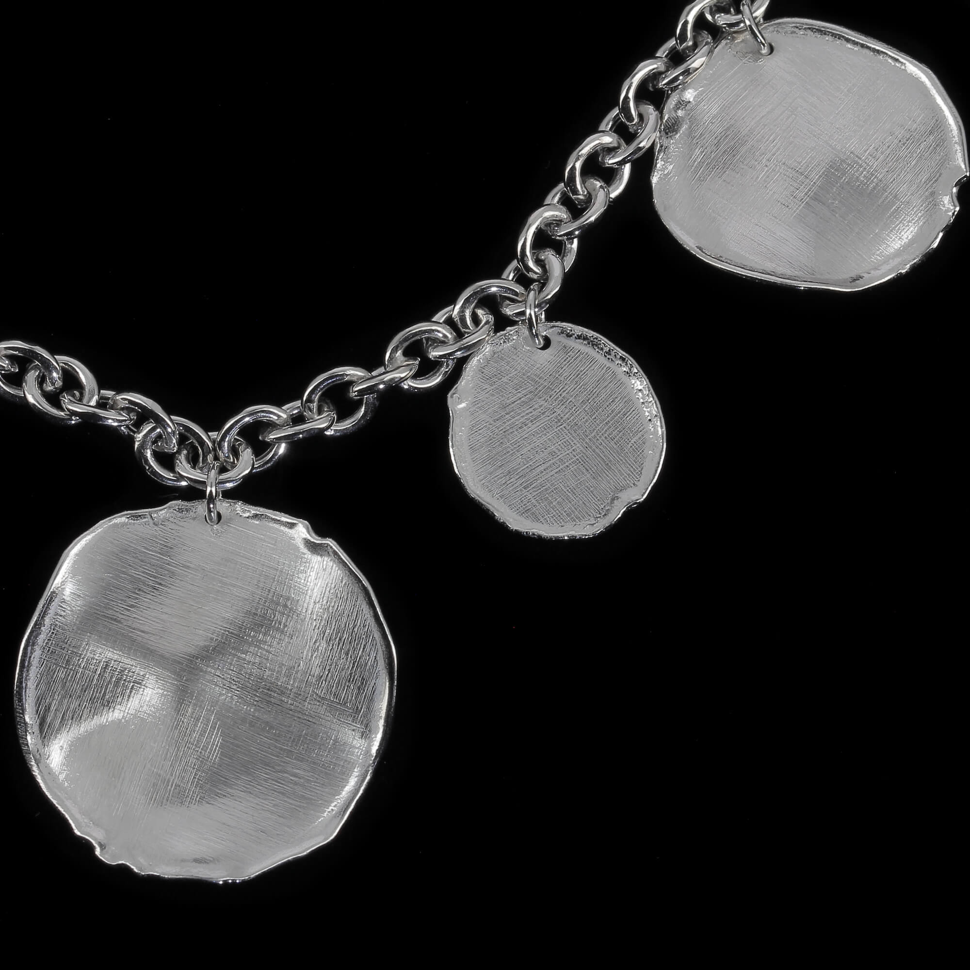 Silver link bracelet with round pendant