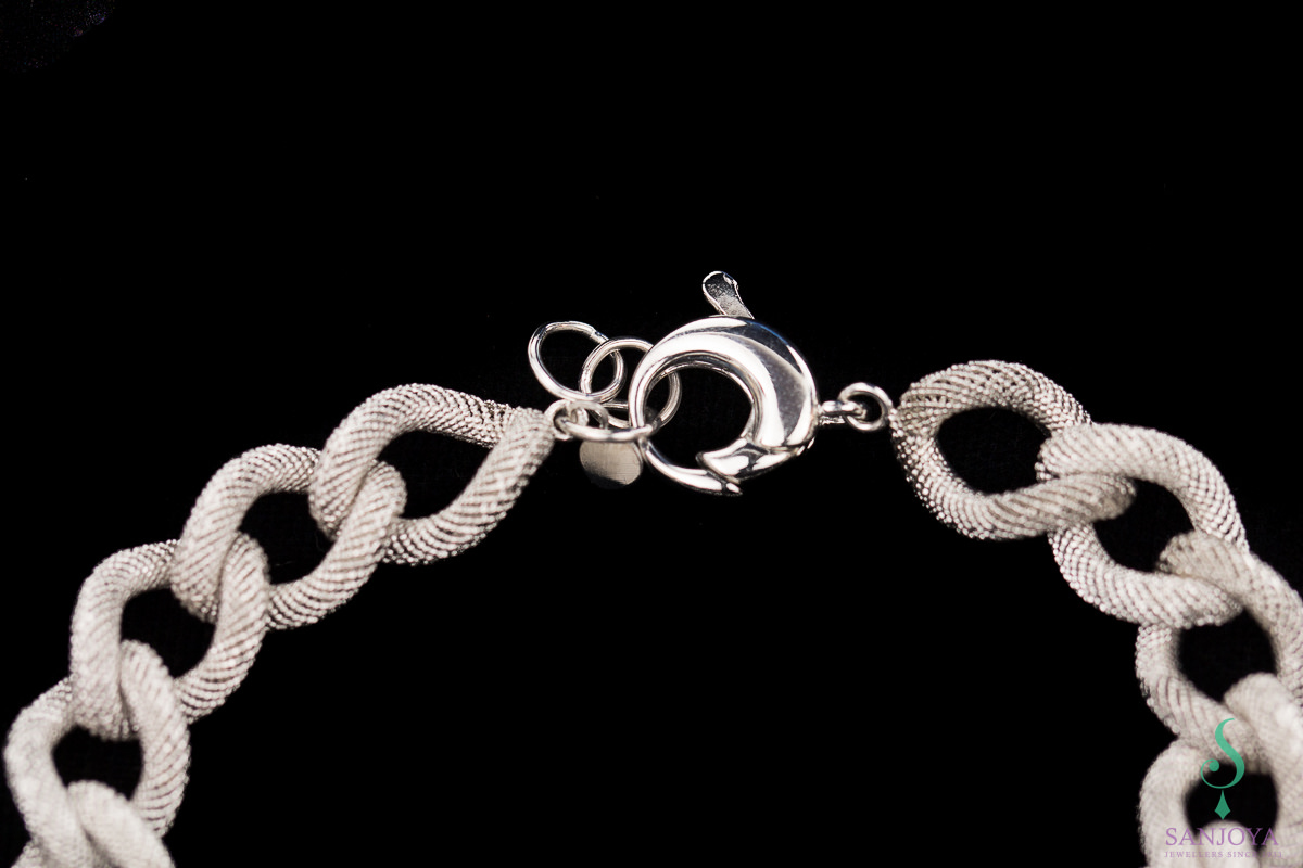 Narrow silver link bracelet with transparent pattern