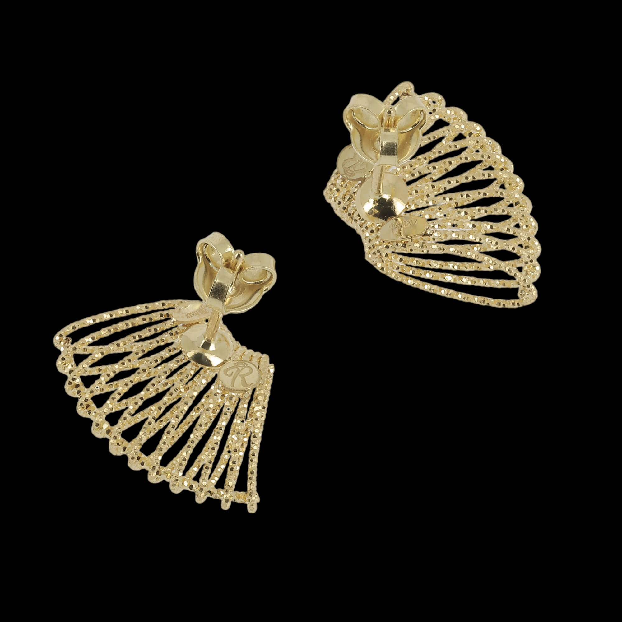 Earrings with one shell of 18kt gold