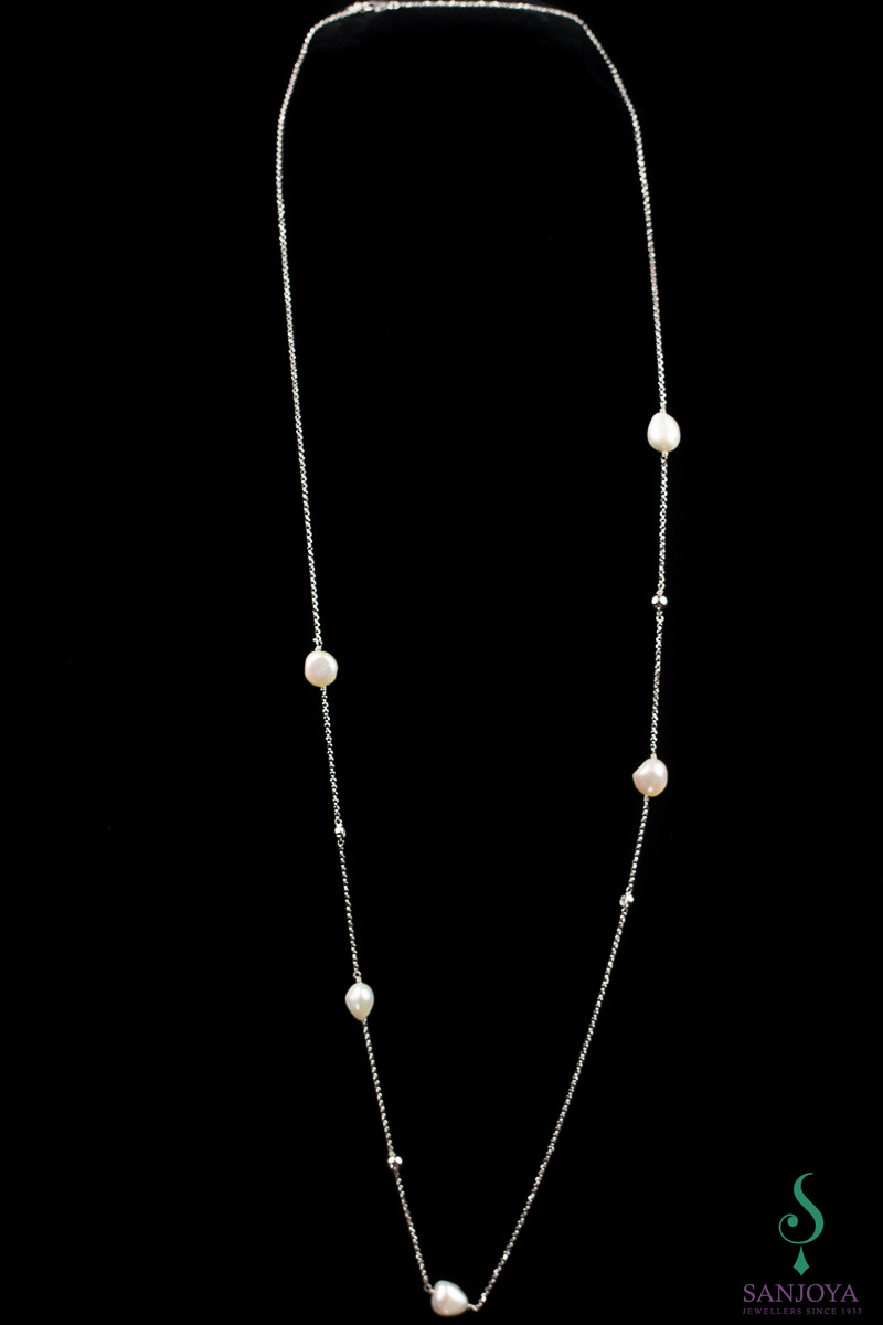 Long necklace of silver with pearls and zirconia