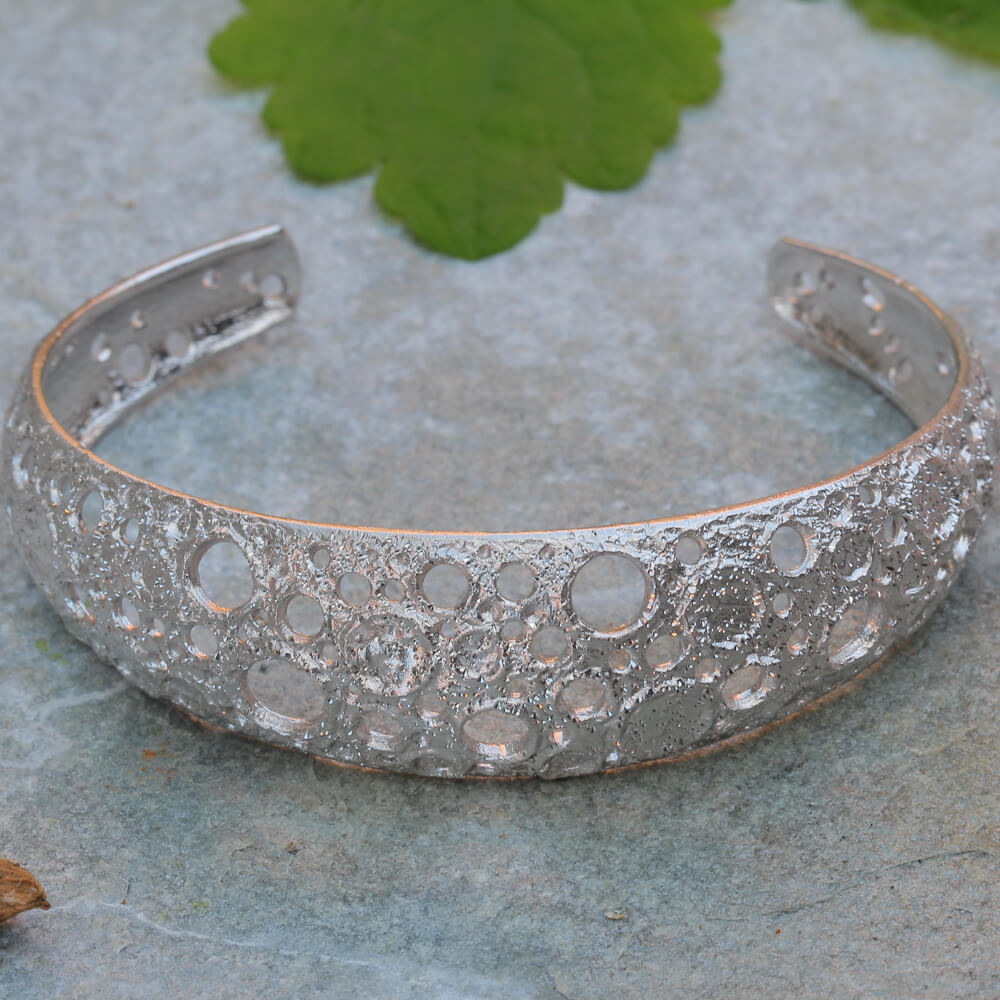 Narrow and silver bracelet crafted flare