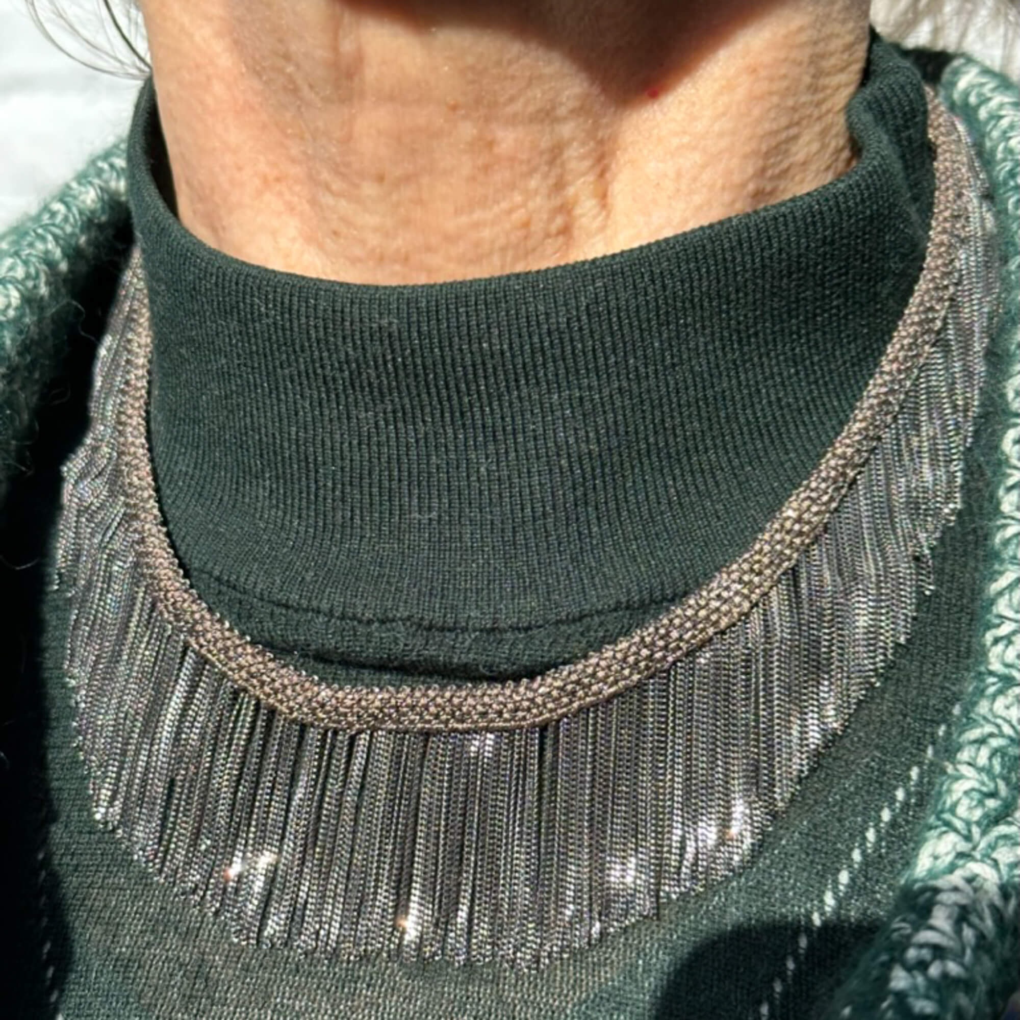 Bruin en grijs collier van zilver met afhangende kettinkjes