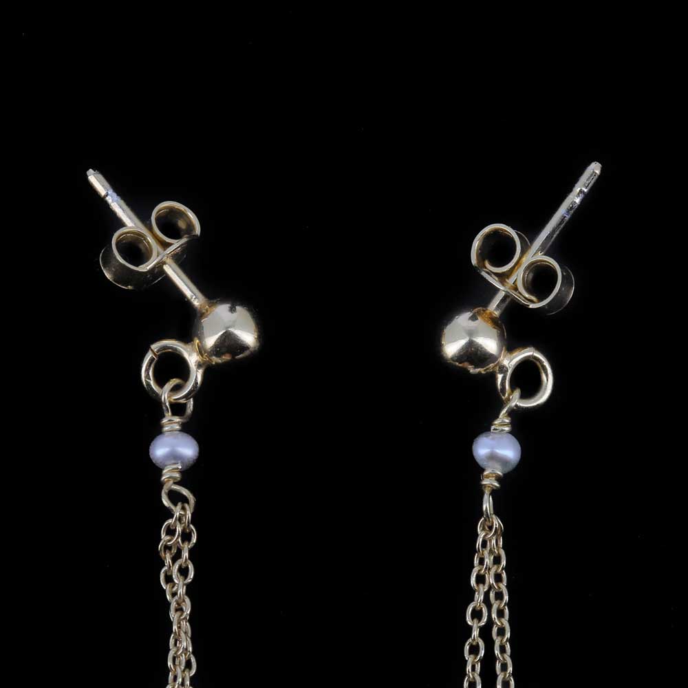 Longues boucles d'oreilles dorées avec perles