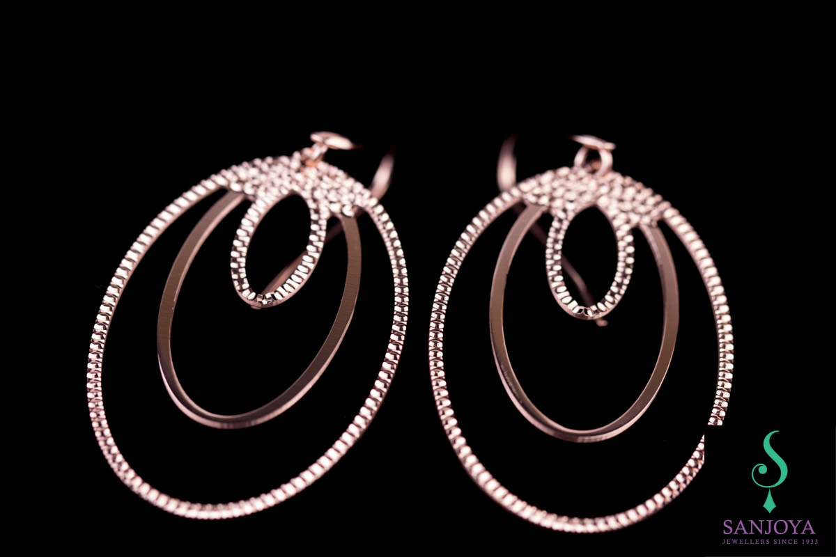 Bewerkte donkergrijze oorbelletjes van sterling zilver