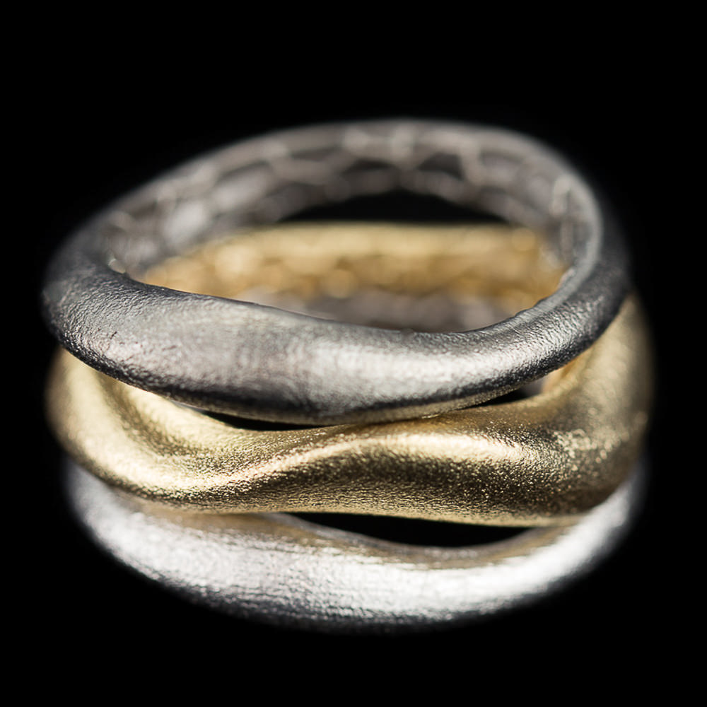 Bijzondere driekleurige gematteerde zilveren ring