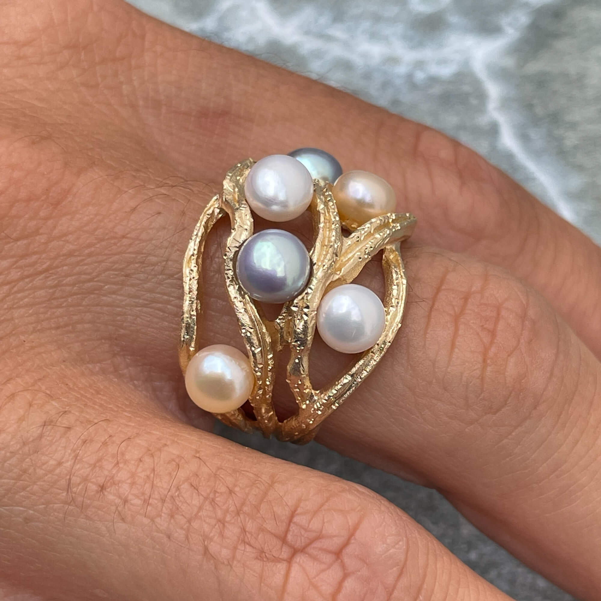 Magnificent gilded diamond ring with freshwater pearls