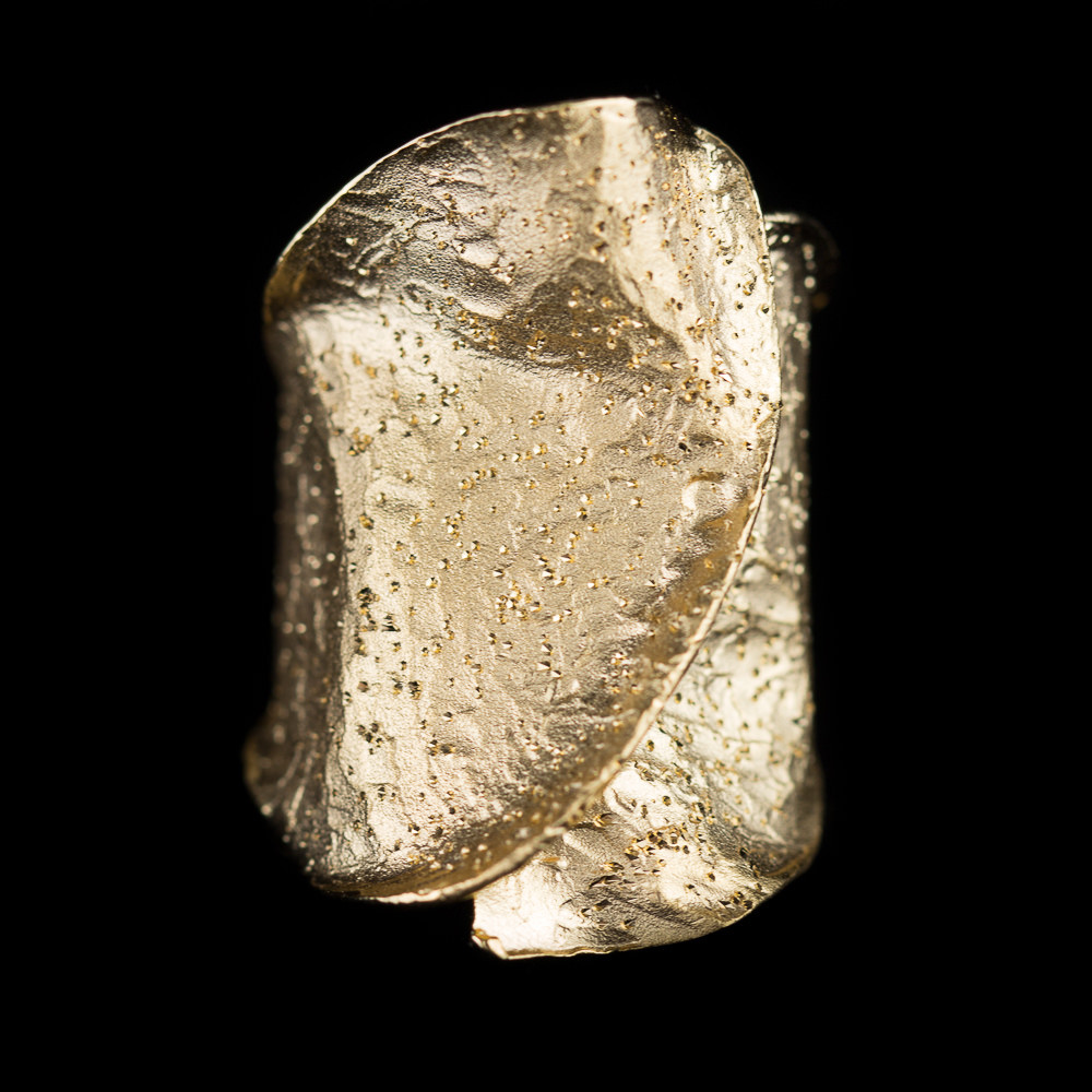 Wavy gold ring with sparkles, 14kt