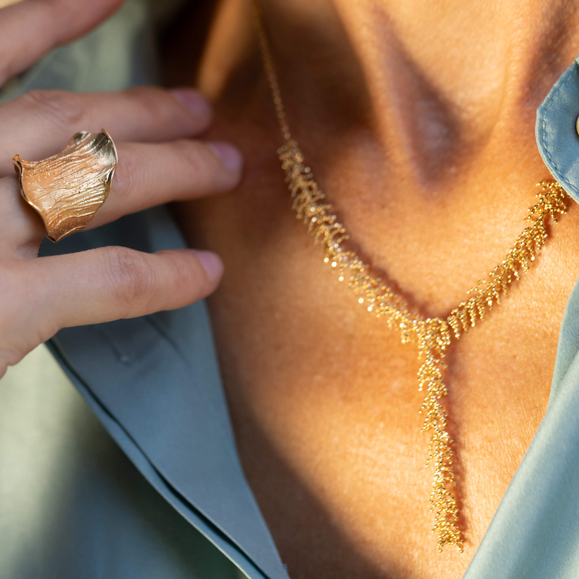 Chic round necklace with refined branches of 18kt gold