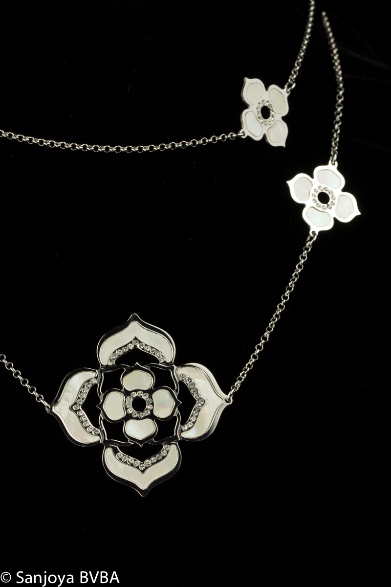 Long silver necklace decorated with flowers in mother of pearl