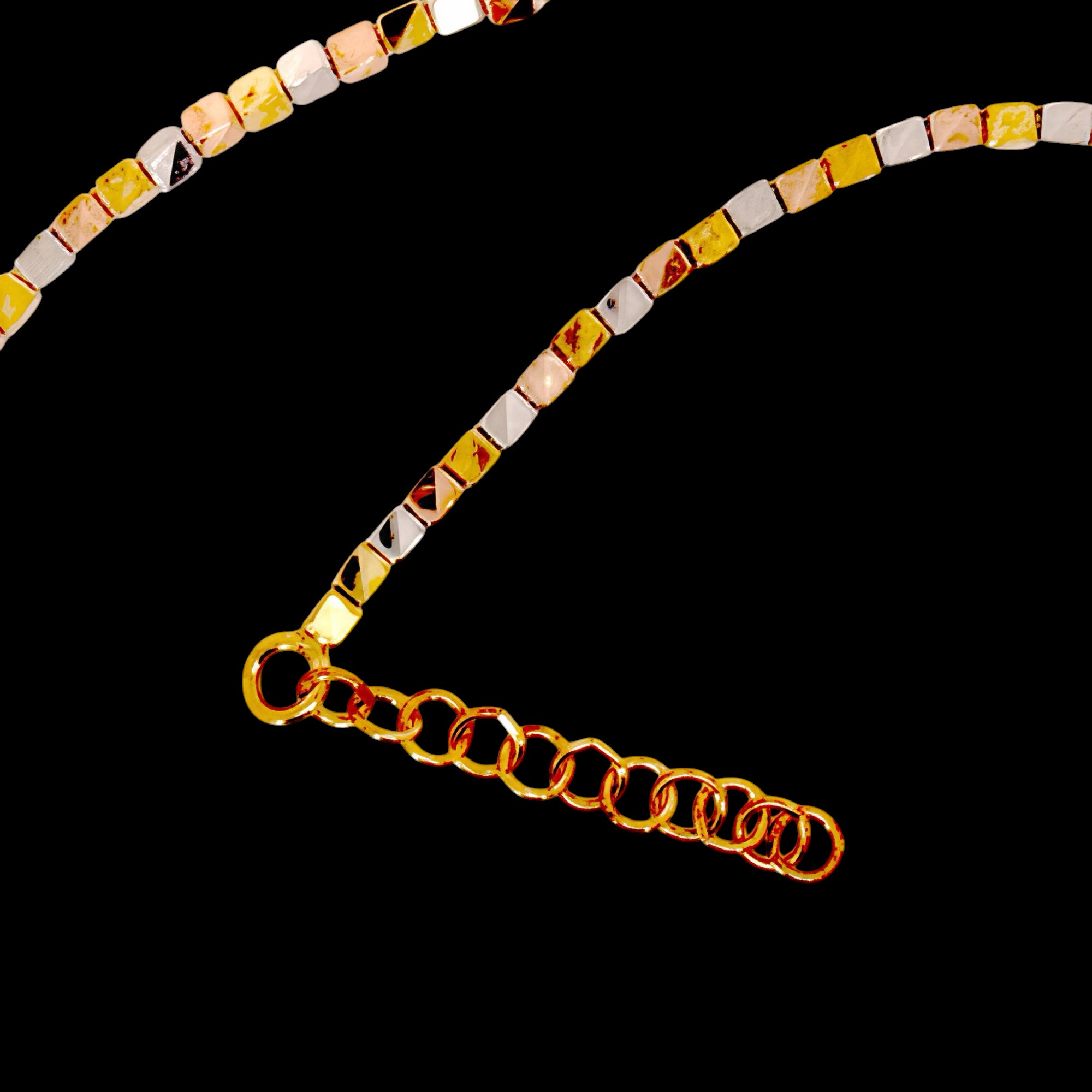 Dreifarbige Kette, 3 mm große Quadrate mit Details