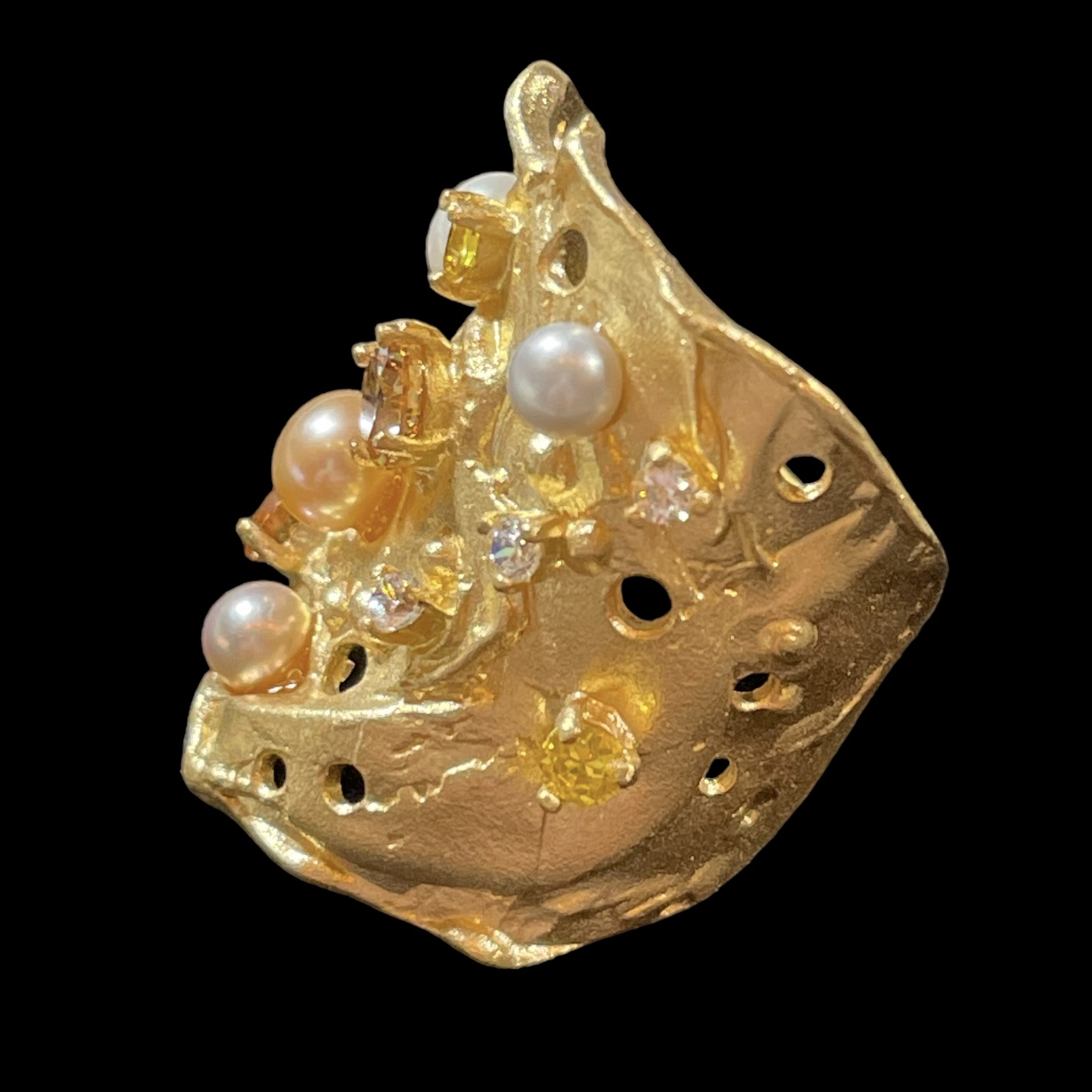 Wide and matte gold-plated ring with pearls and colored stones