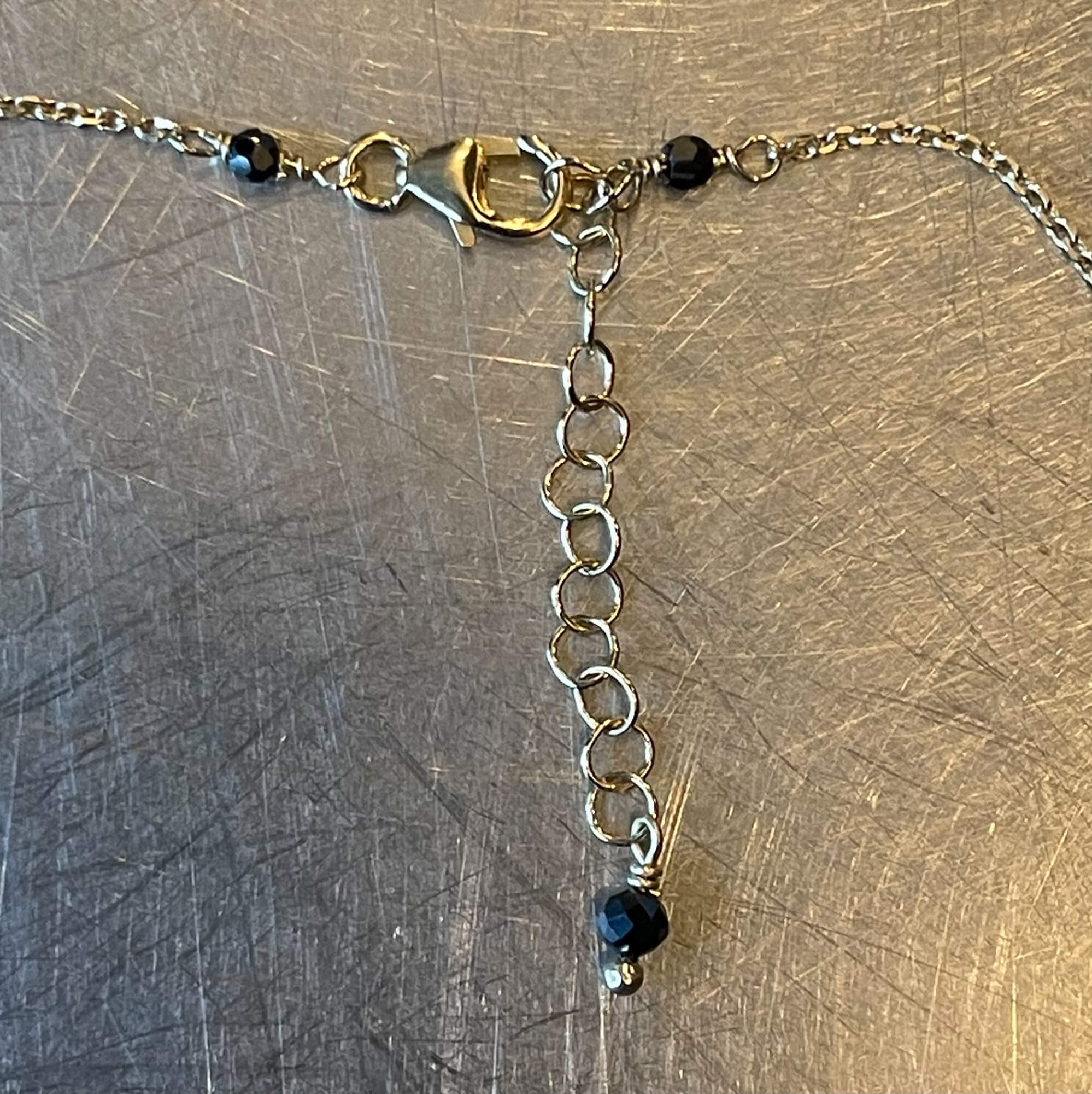 Gilded necklace with onyx stones