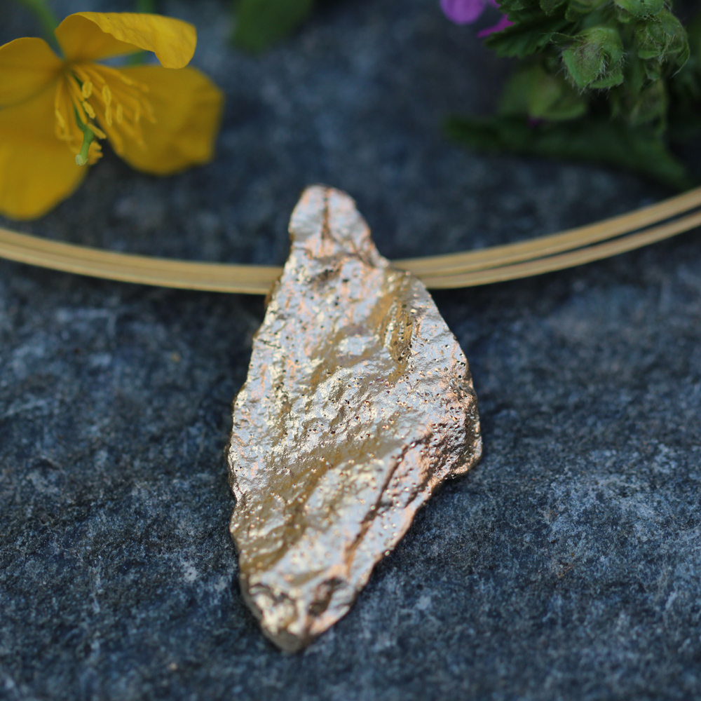 Refined and golden 18kt stone hanger