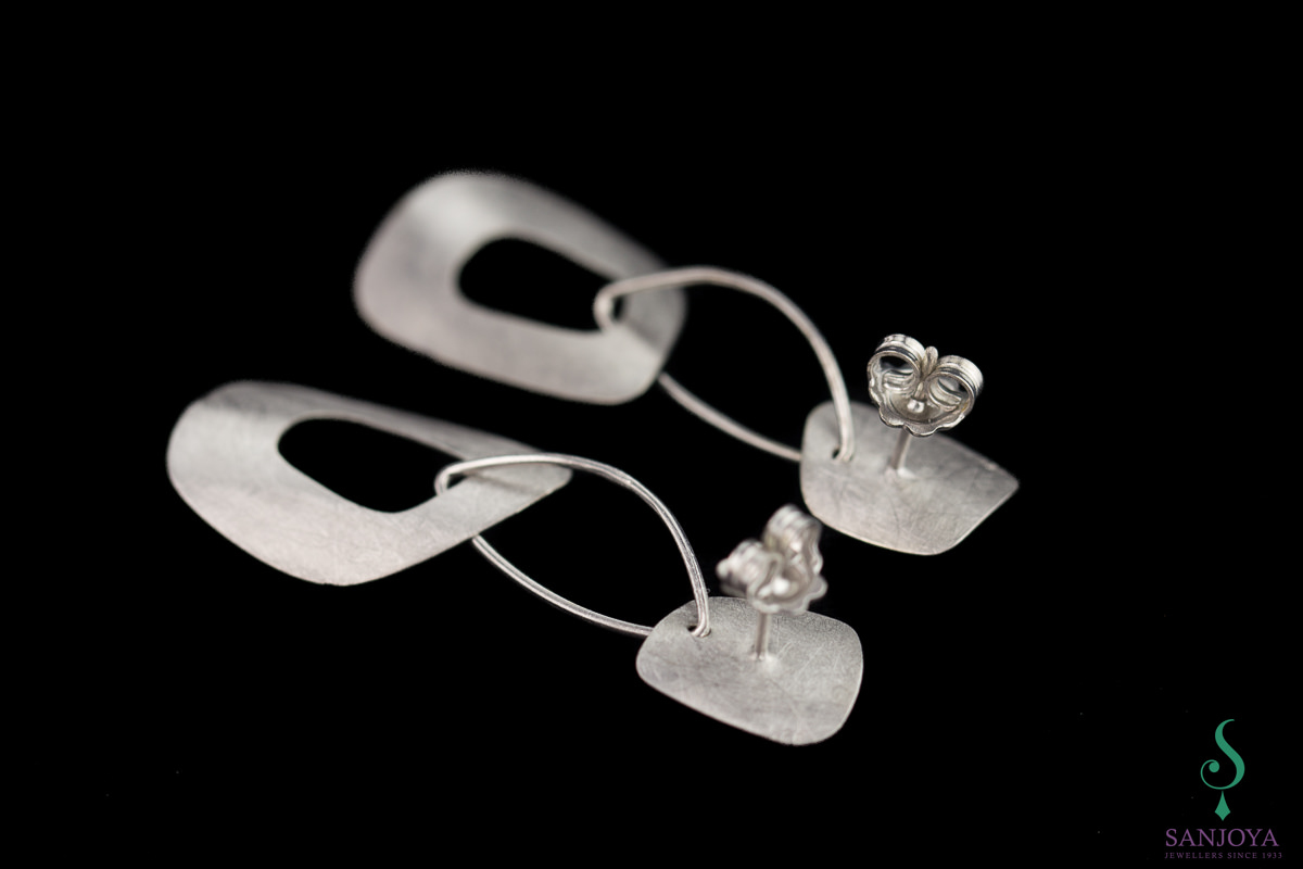 Bewerkte donkergrijze oorbelletjes van sterling zilver
