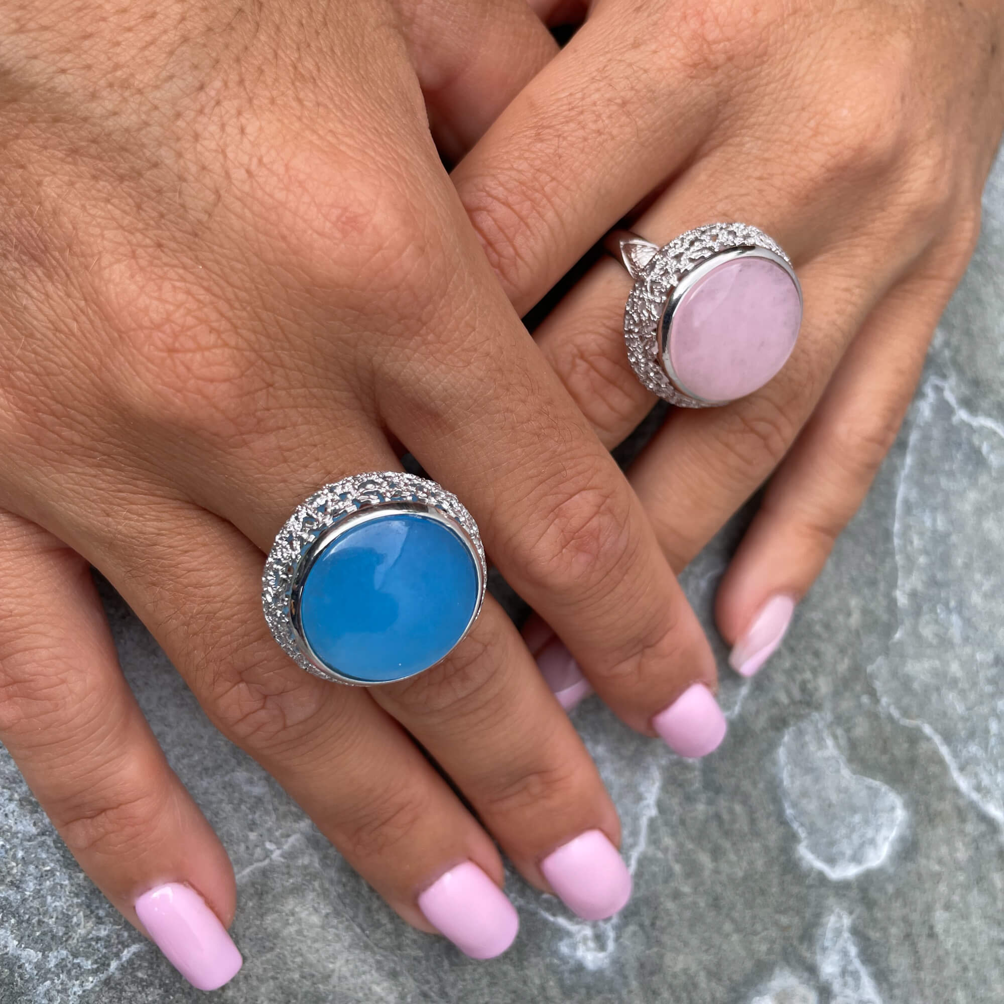 Bague en argent ouvragée avec une pierre de quartz rose