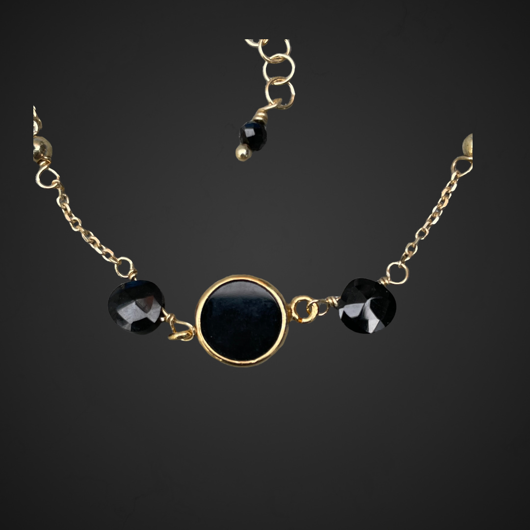 Vergulde armband met onyx steentjes