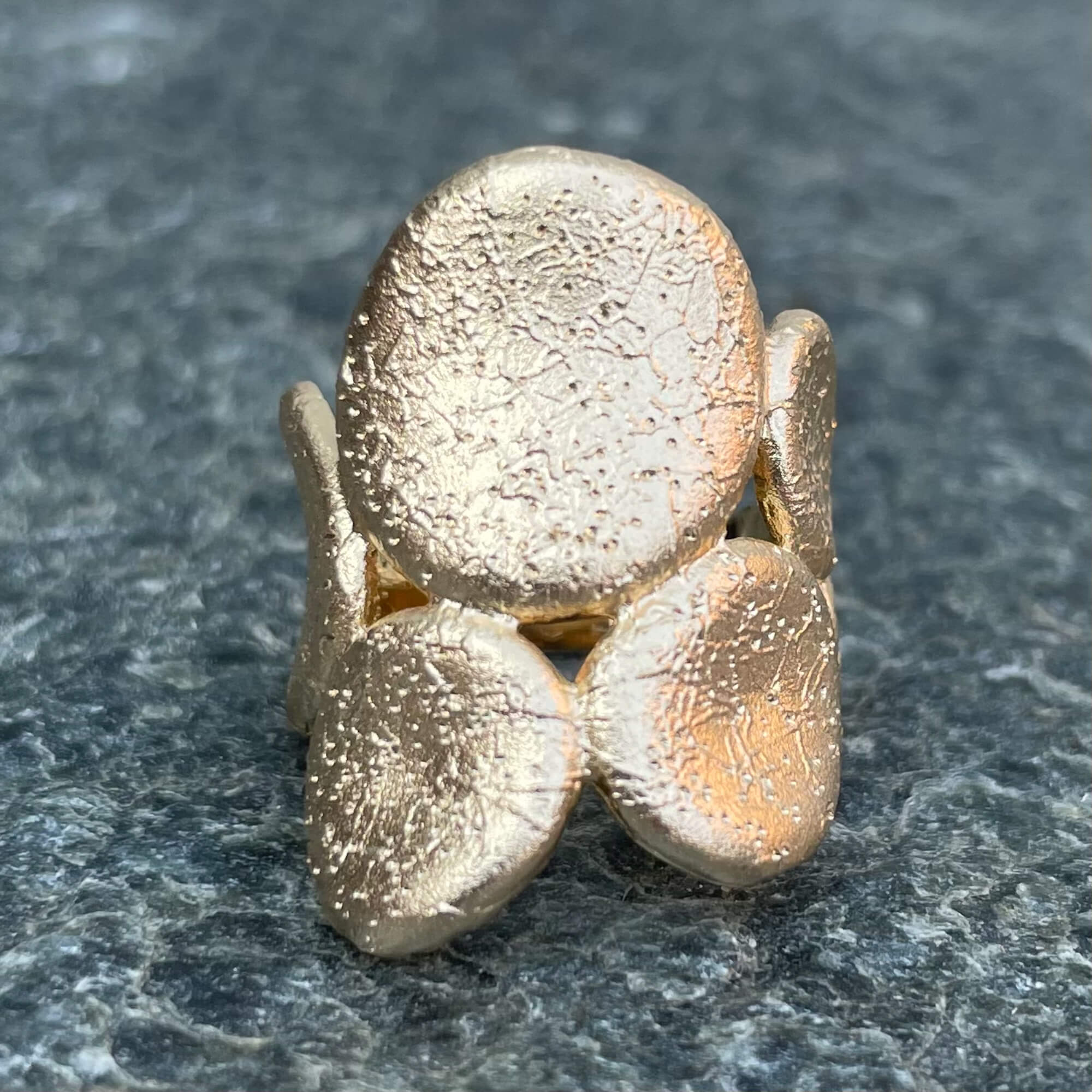 Gold-plated ring with oval-shaped operations