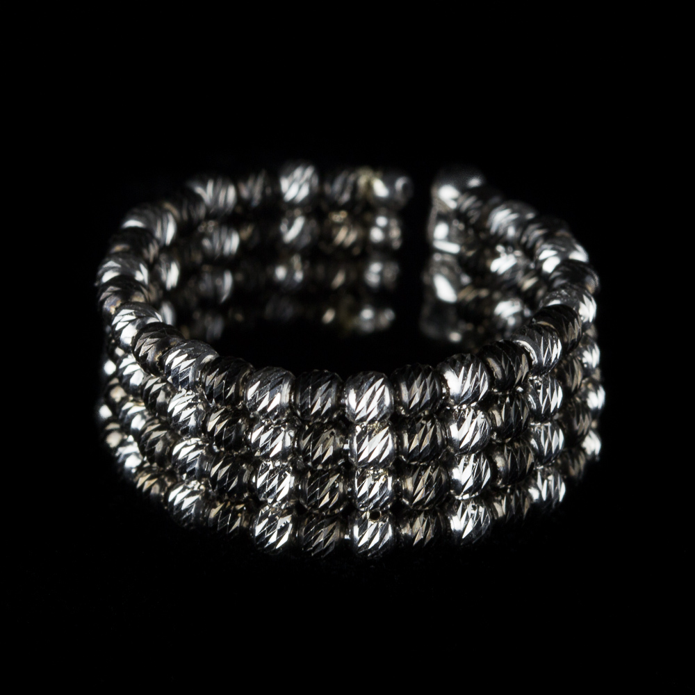 Italian two-tone ring with four rows and glare made of sterling silver in the colors silver and gray. Available in size 50, 52, 54, 56, 58 and 60. See the Sanjoya Bolleltjes collection for matching earrings, chains and bracelets