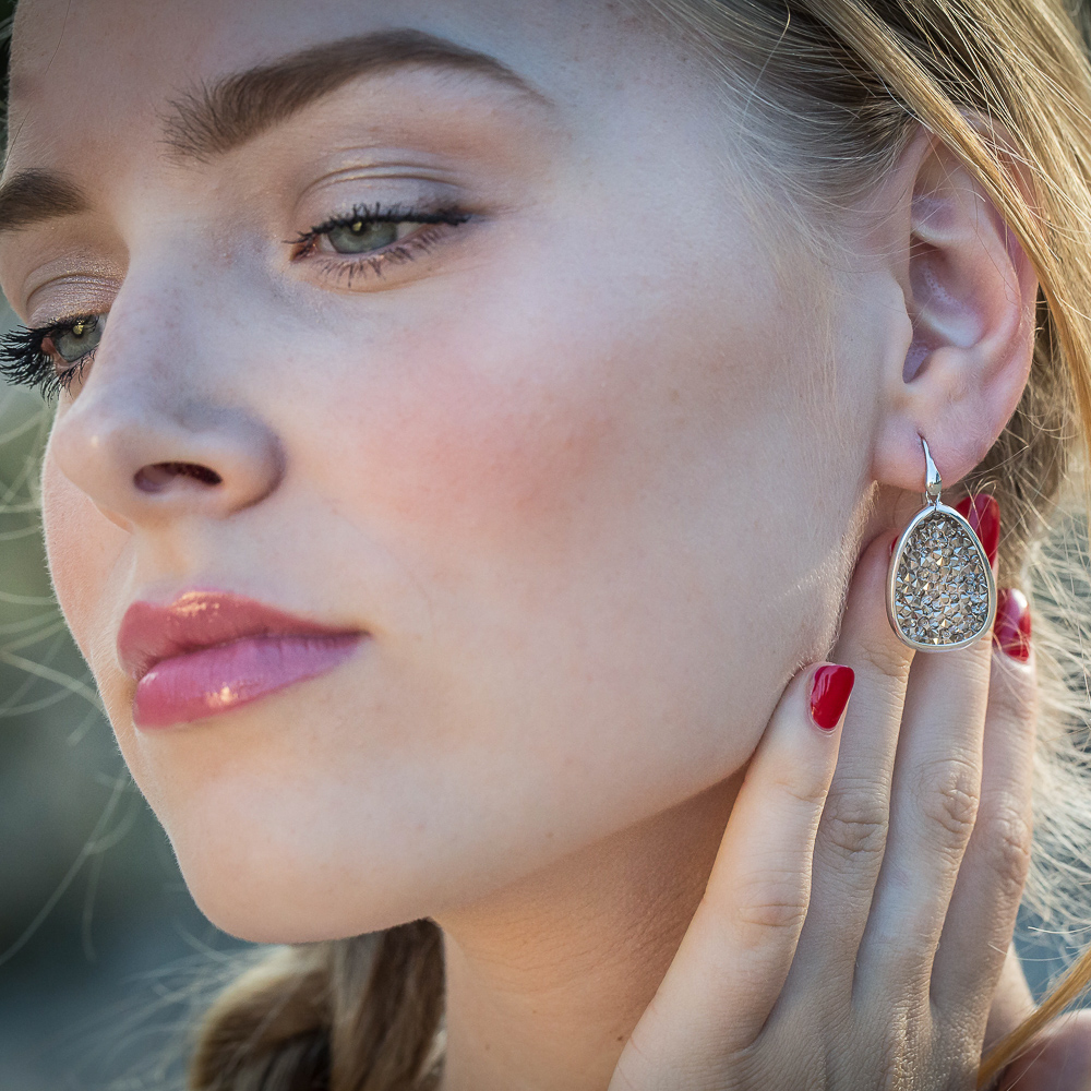 Depending oval earrings with hematite