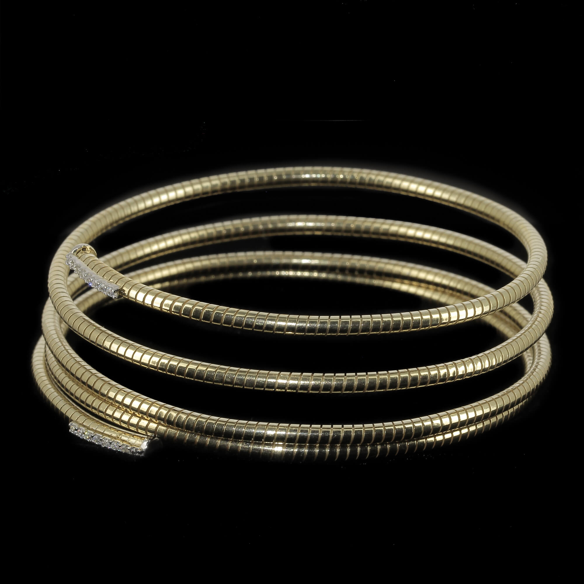 DEL0321002 - Vergulde spiraalvormige armband met zirkonia