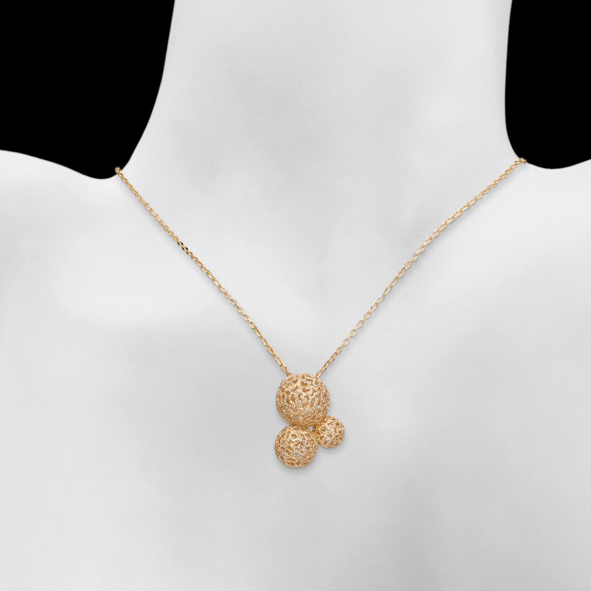 Vergulde hanger met drie bolletjes en ketting Vergulde hanger met drie bolletjes en ketting