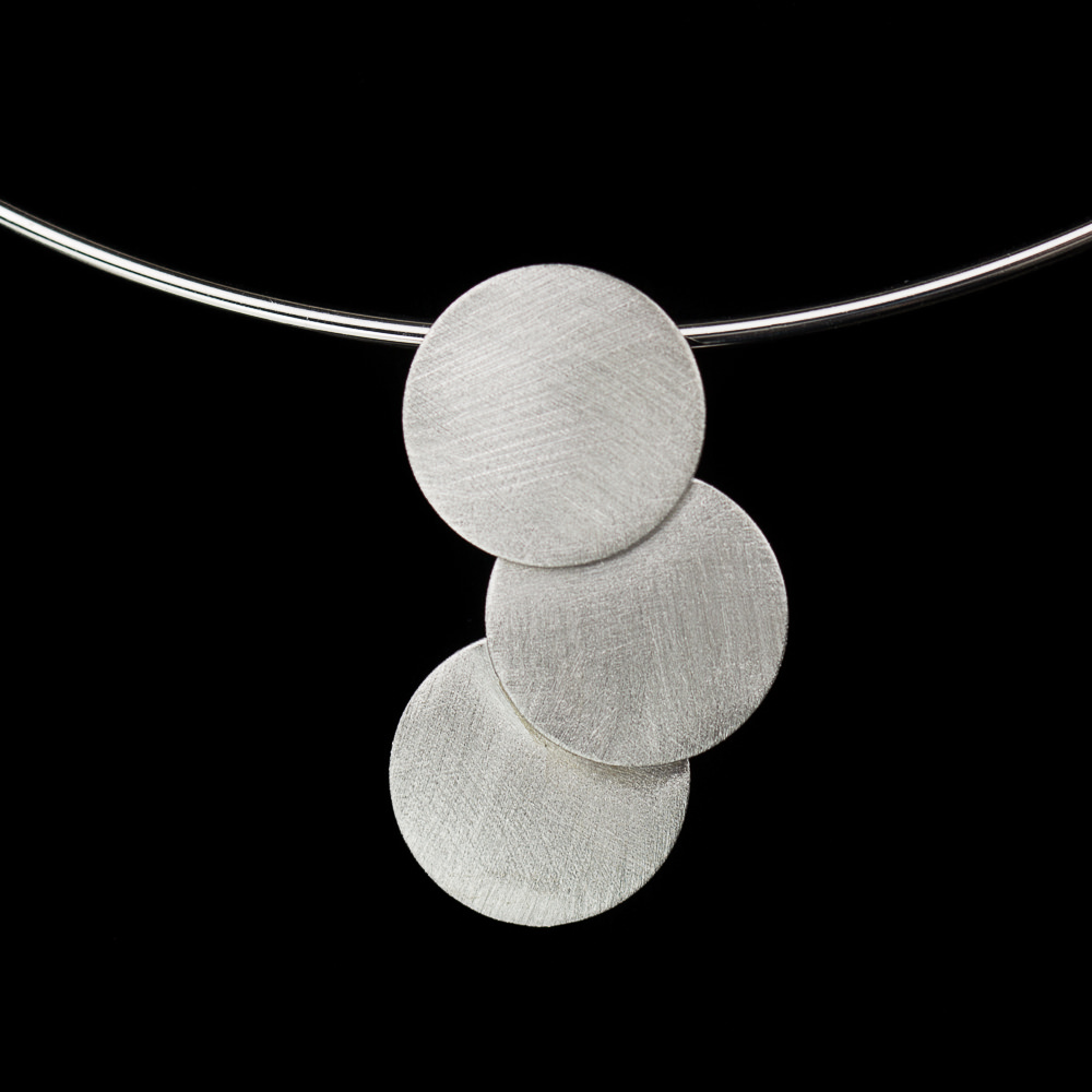 Rigid silver necklace with pendant of matt circles