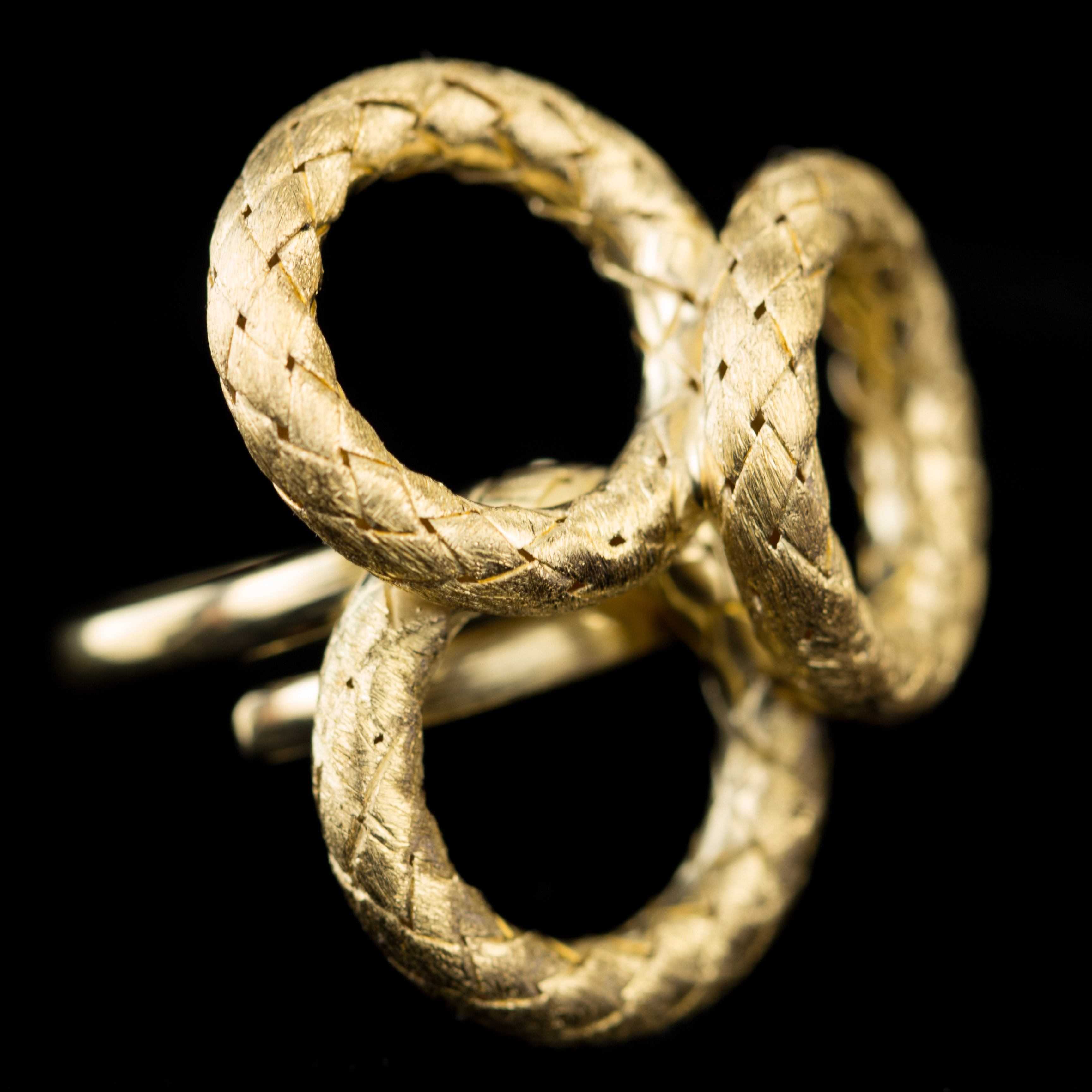 Gold-plated ring with round and open links