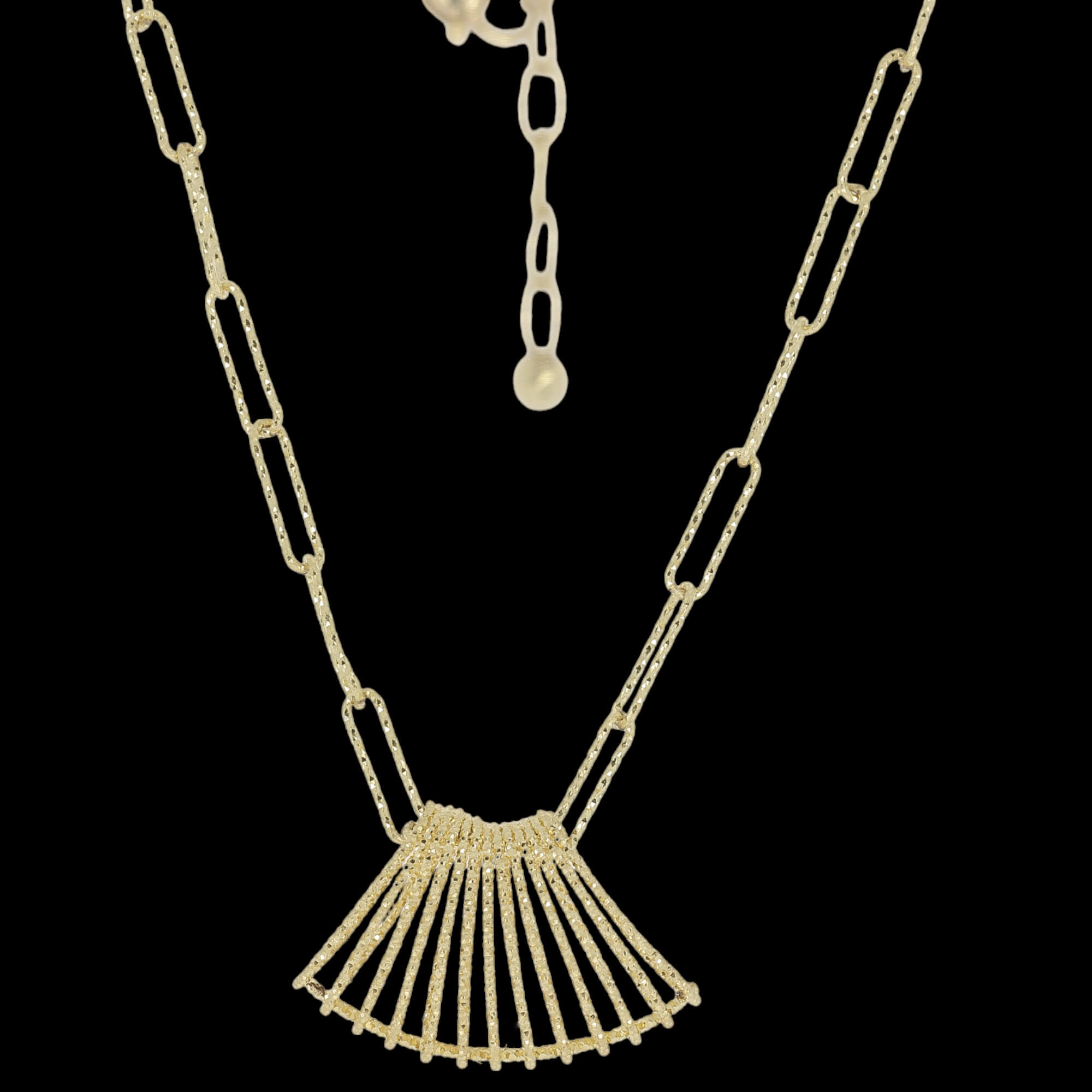 Gold chain made of 18kt gold with a decorated pendant