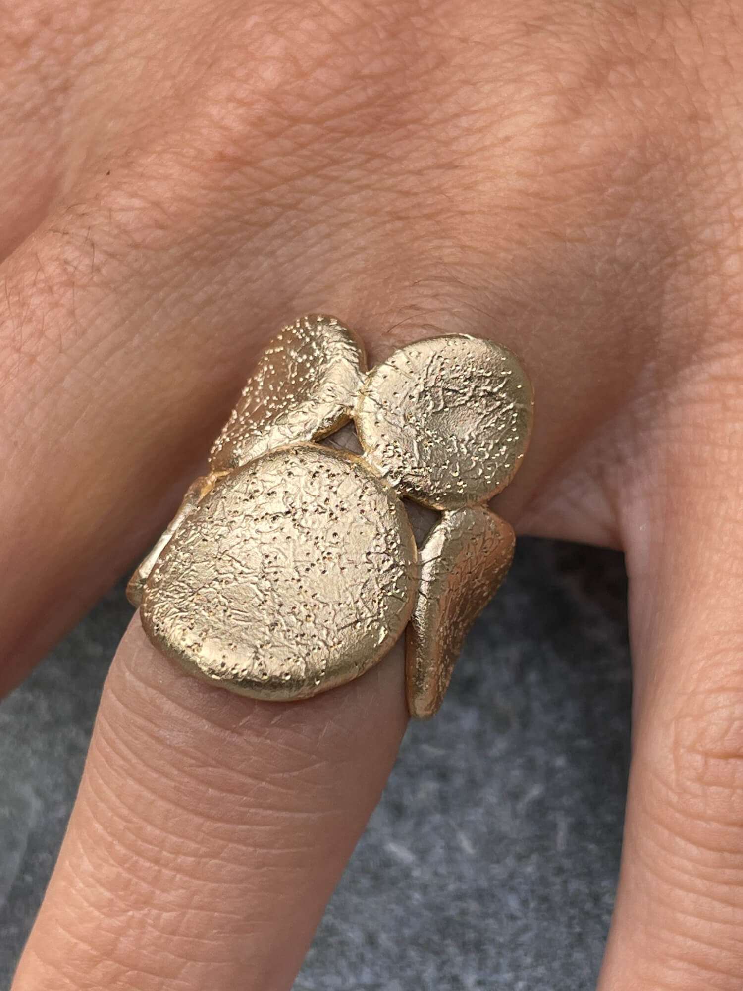 Gold-plated ring with oval-shaped details