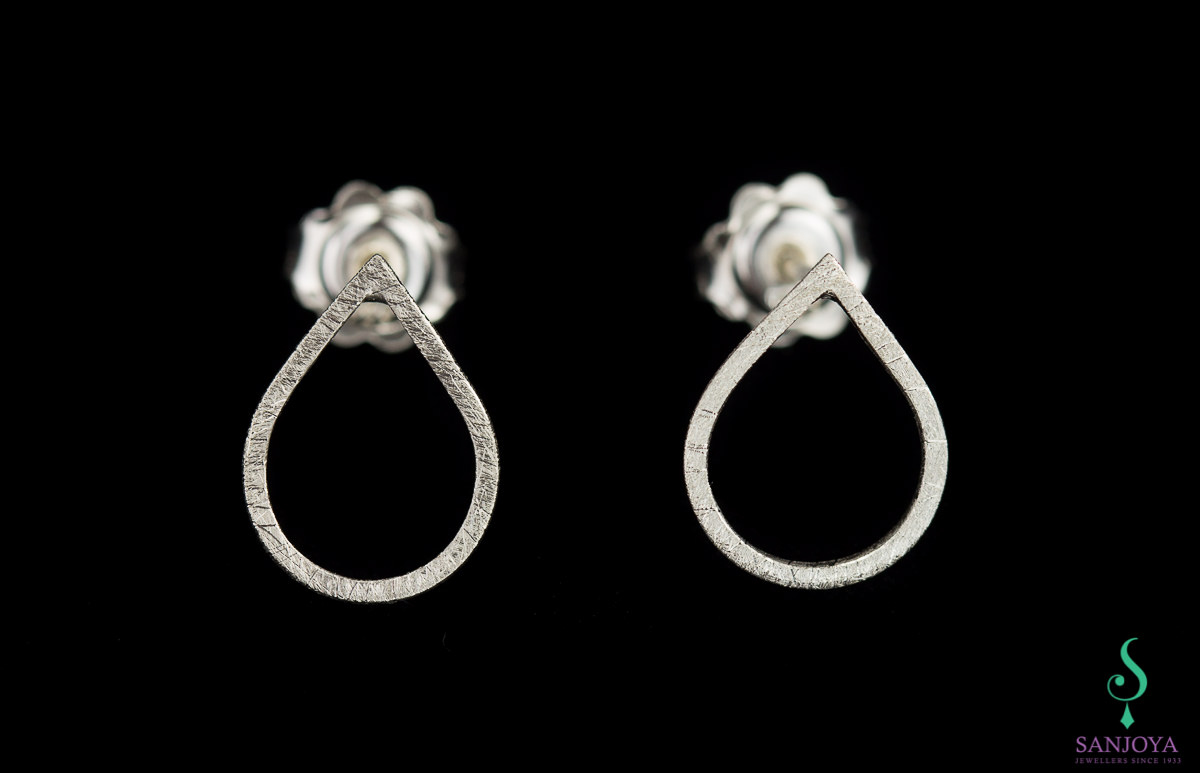 Bewerkte donkergrijze oorbelletjes van sterling zilver
