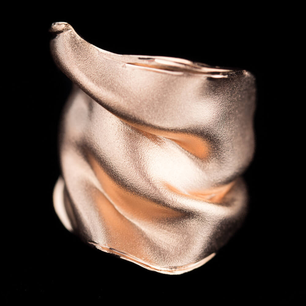 Matte and lightly folding rosé ring with polished edge 18 kt