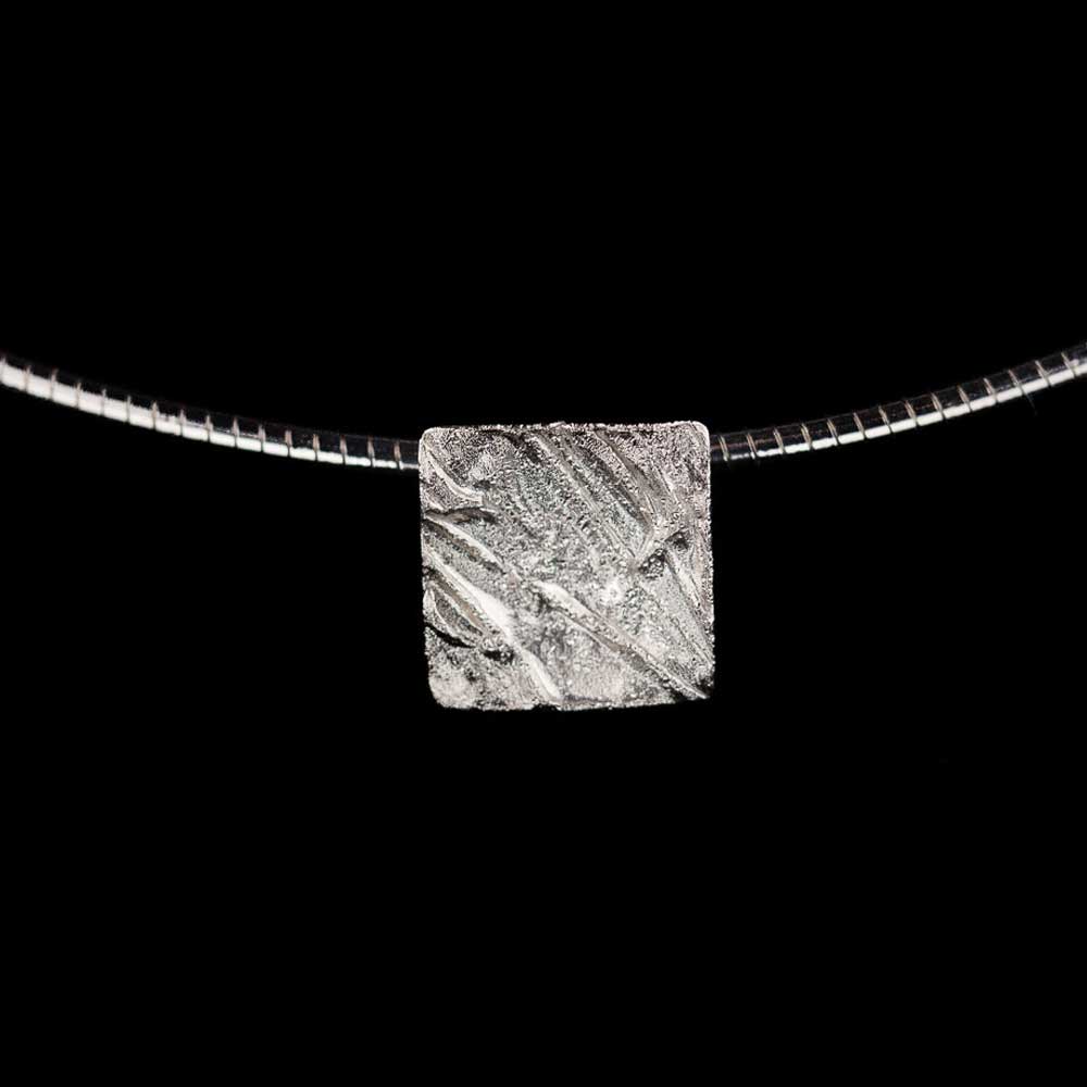 L022001 - Zilver, vierkant en gediamanteerd hangertje