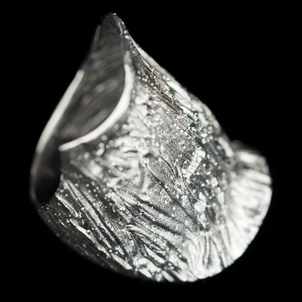 Silver ring, slightly wavy with diamond-cut