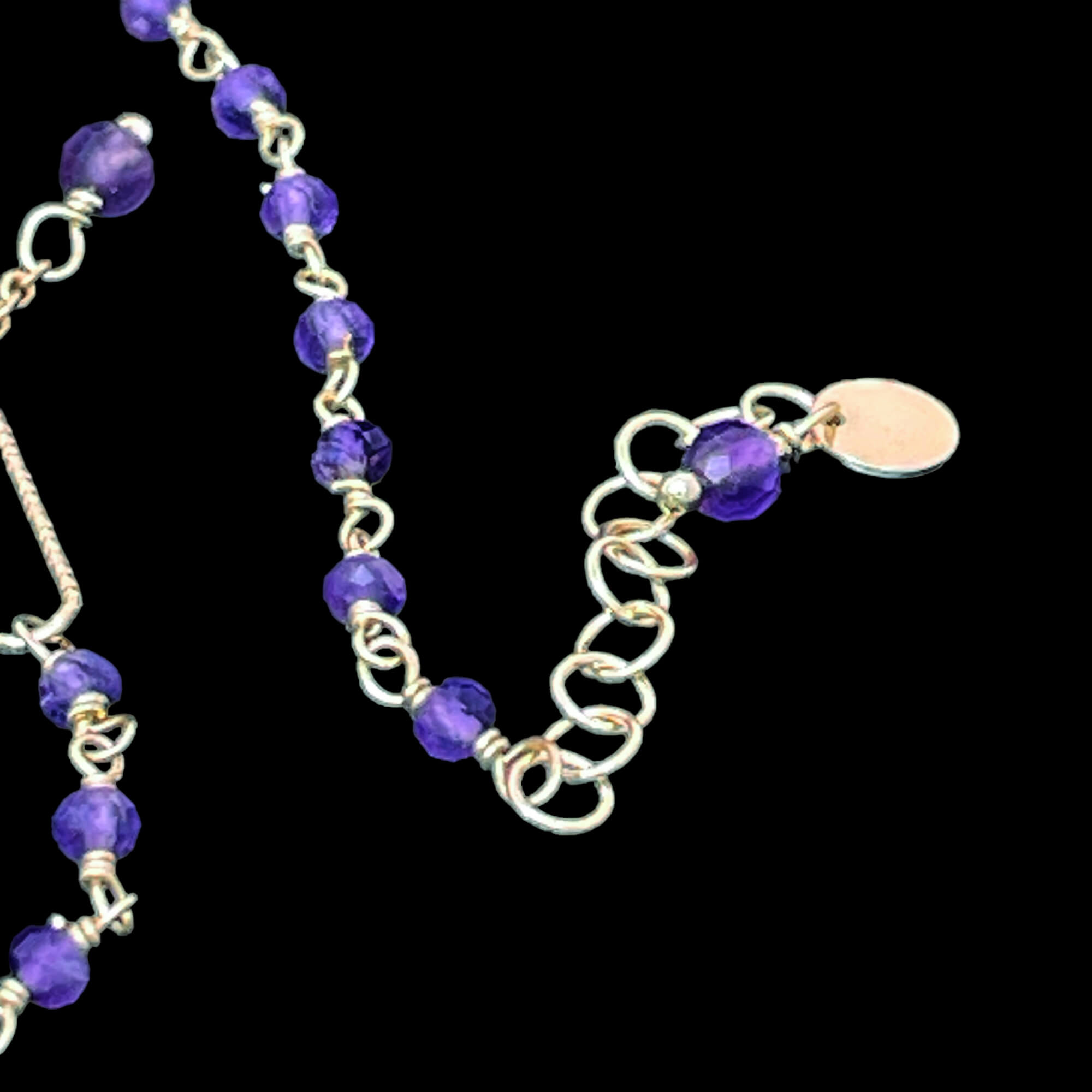 Vergoldetes Armband mit Amethyststeinen und einem Schmetterling