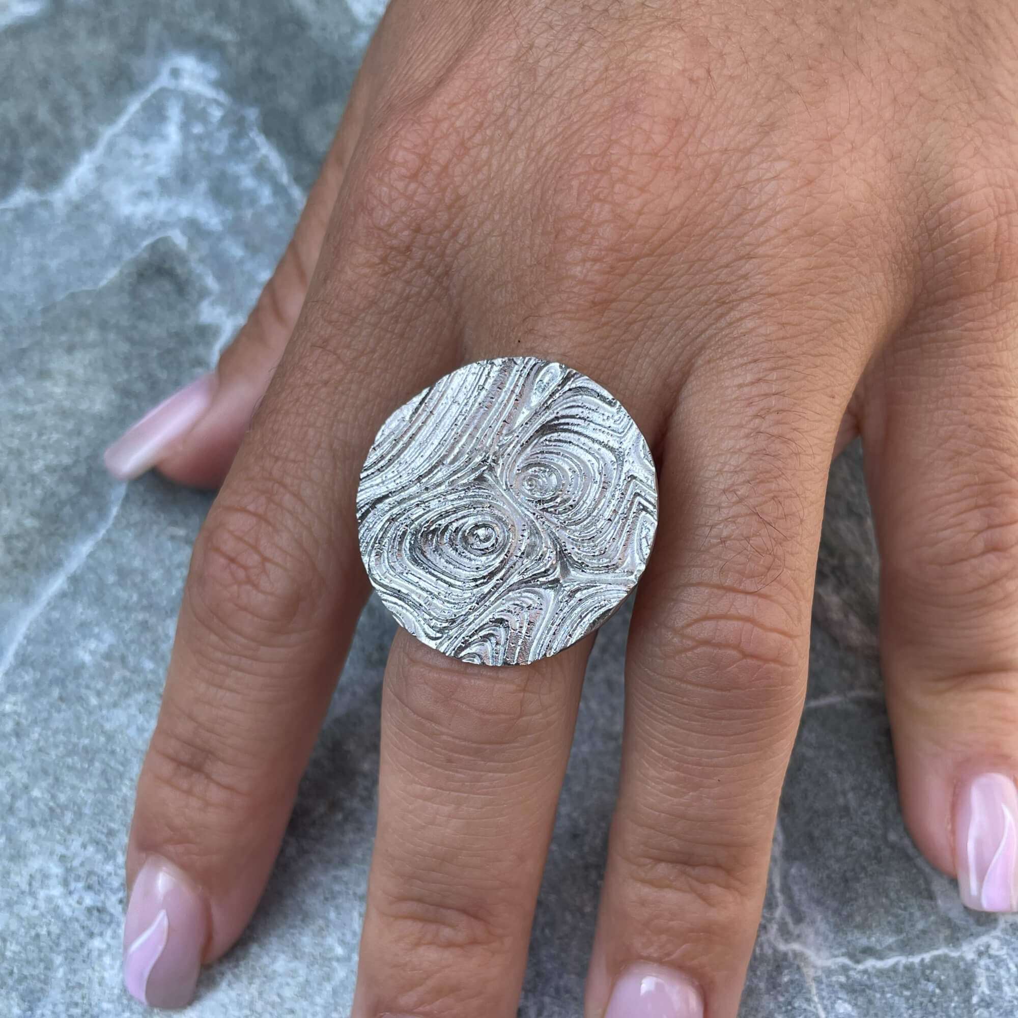 Bague ronde en argent décorée