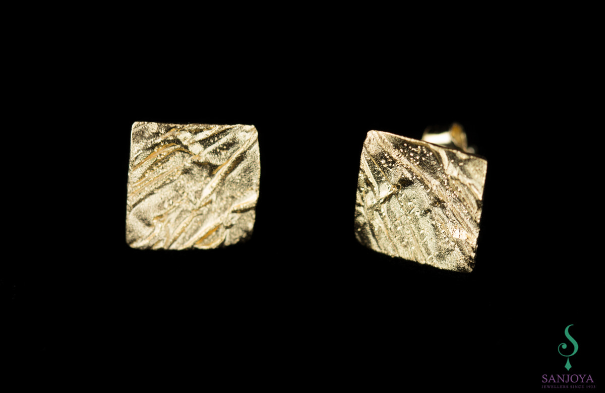 Superb mini square earrings in gold plated silver