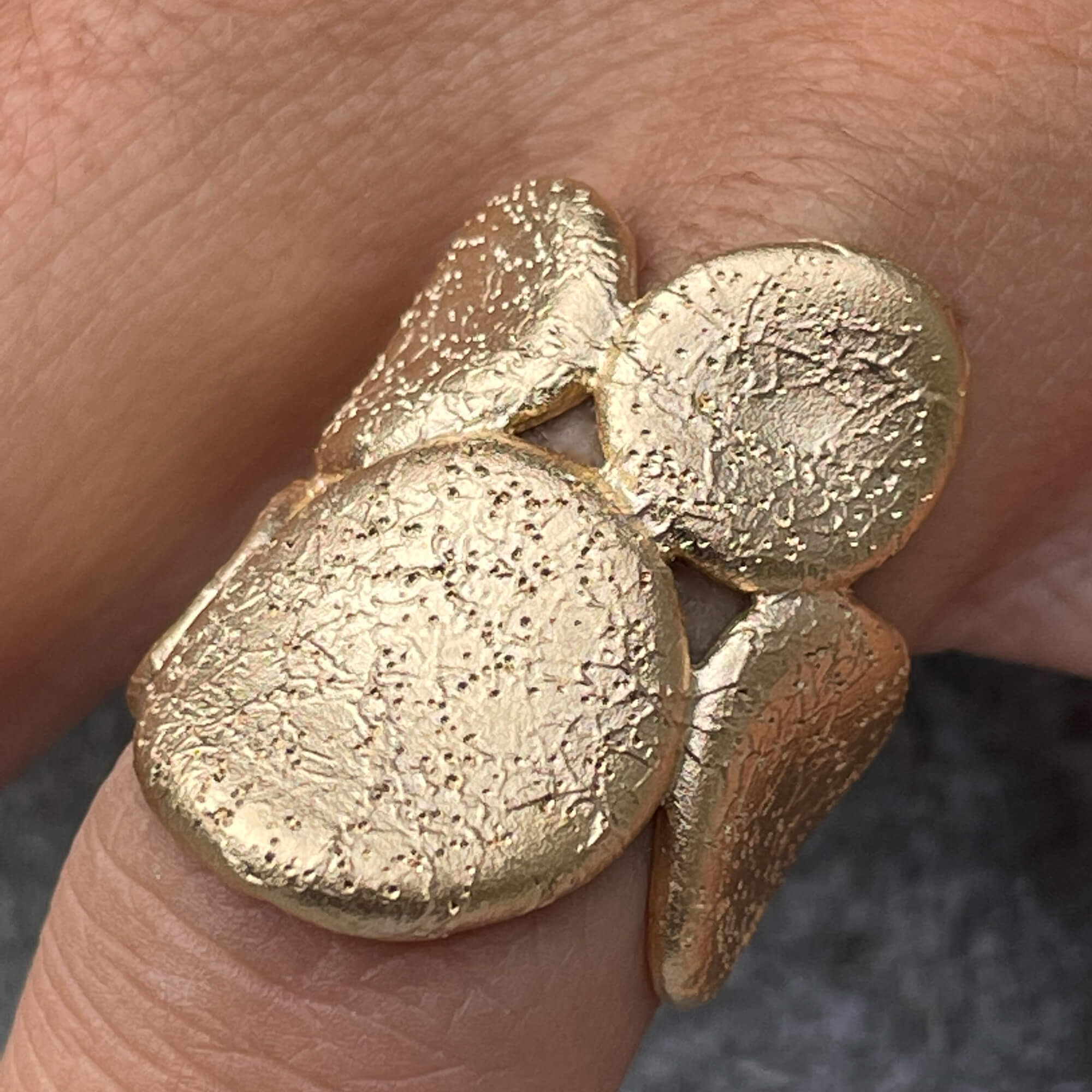 Gold-plated ring with oval-shaped details