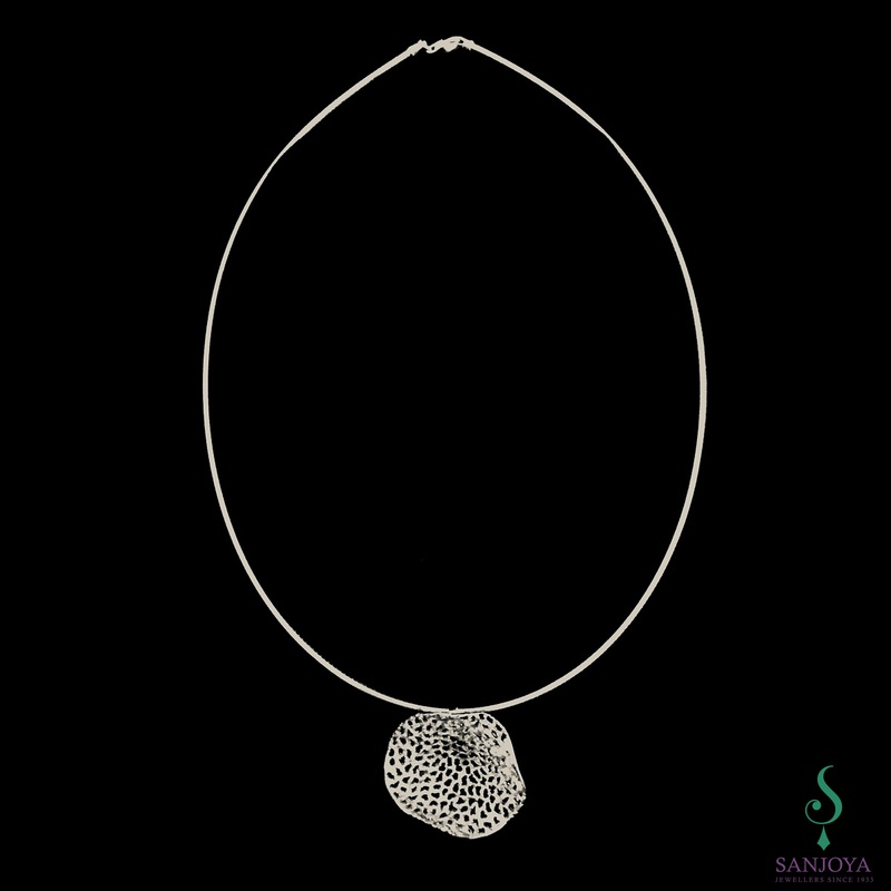 Refined silver pendant with glare and necklace