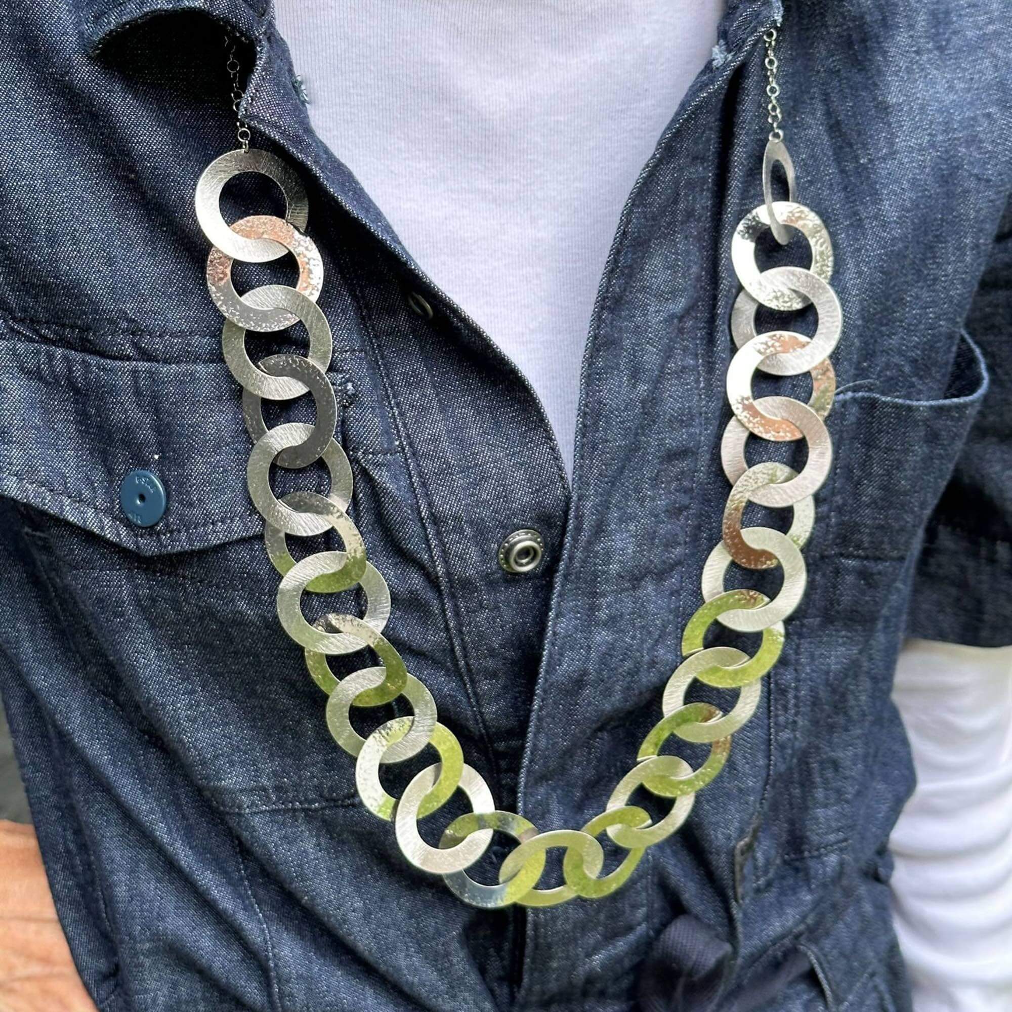 Lange zilveren ketting met cirkelvormige schakels