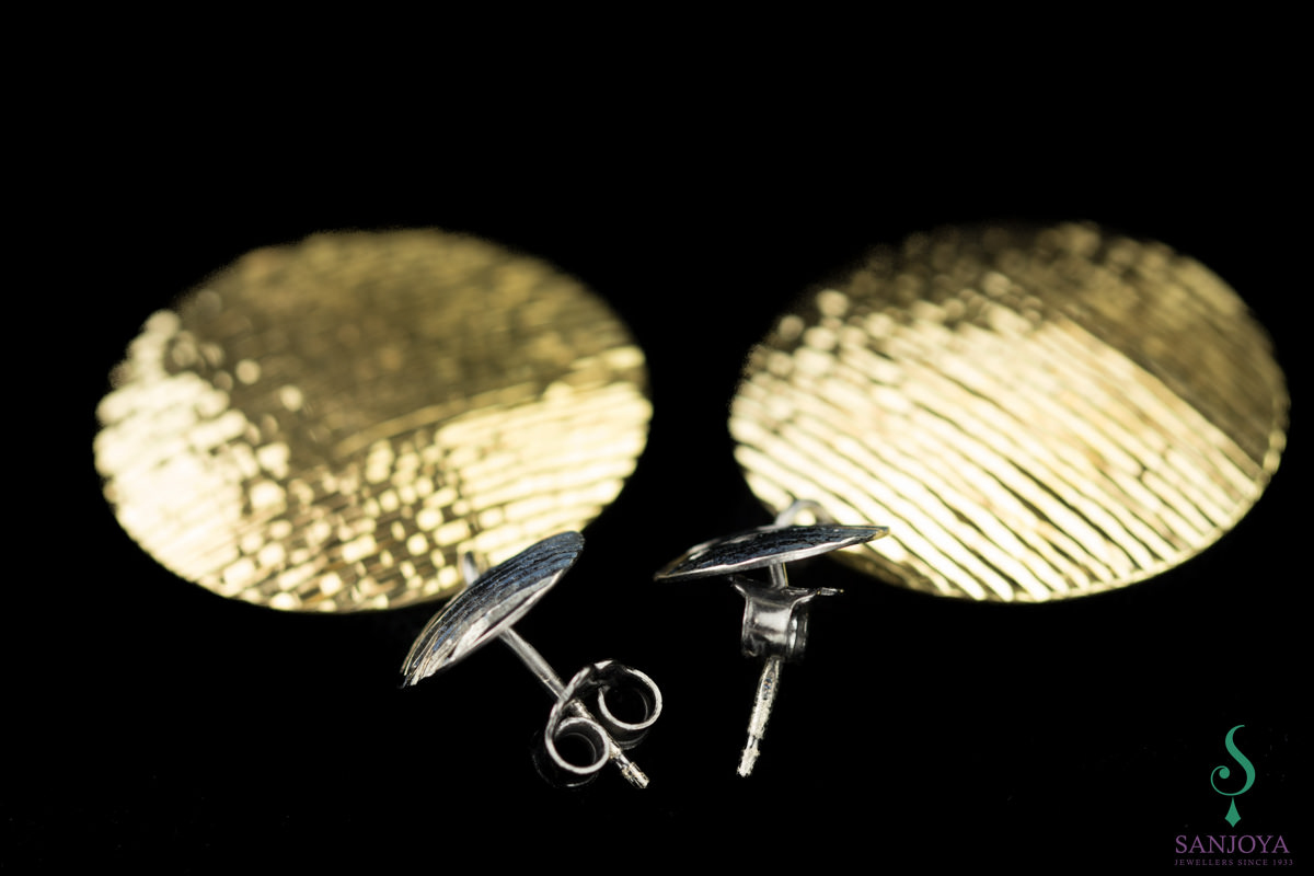 Gilded and closed round earrings with black trim