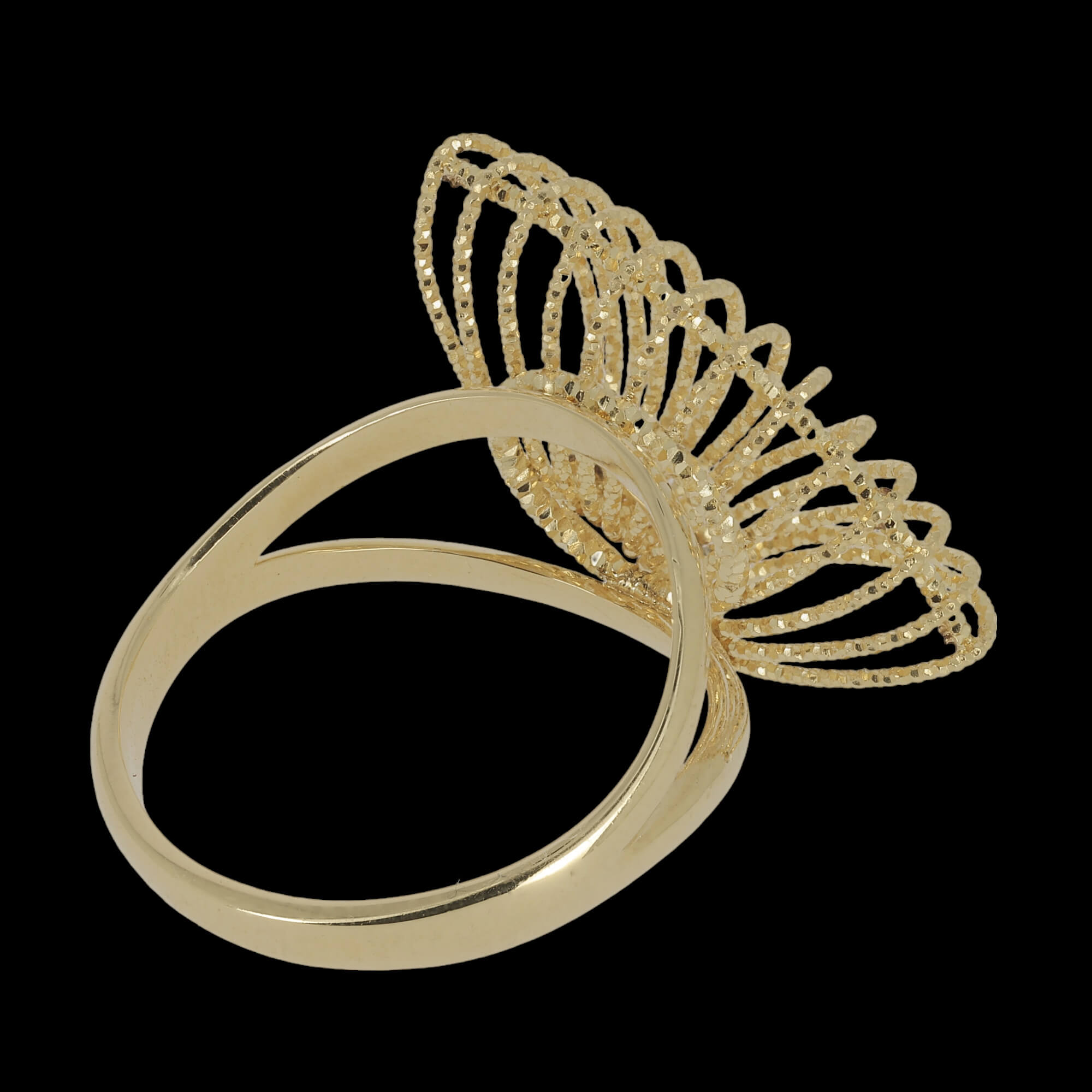 Ring with one shell in 18kt yellow gold