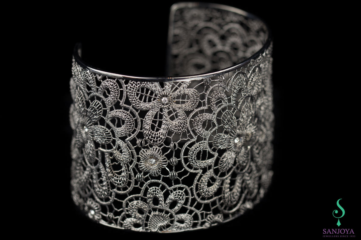 EK0217004 - Donkergrijze bewerkte zilveren slavenarmband